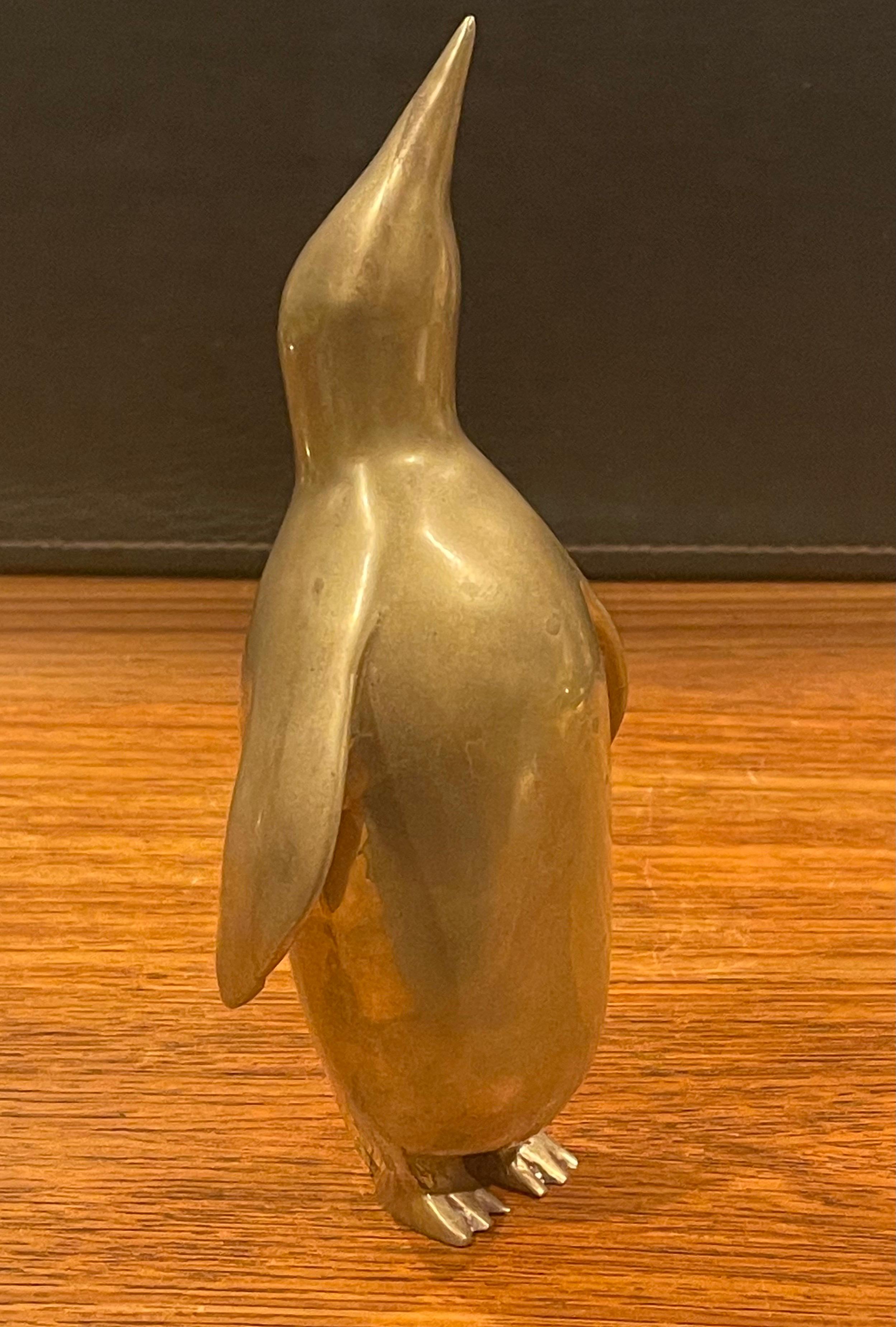 Américain Sculpture de pingouin moderniste en laiton en vente