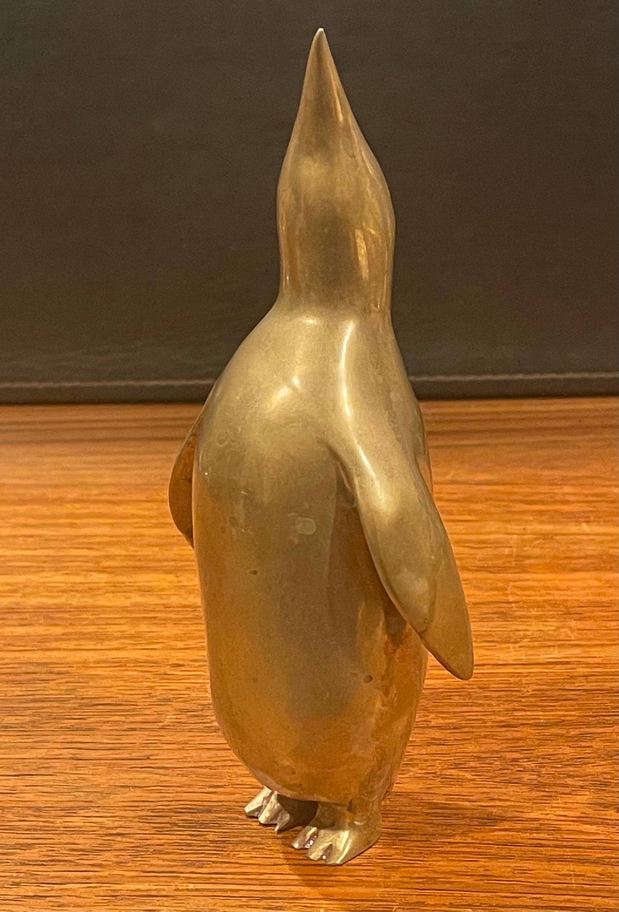 Laiton Sculpture de pingouin moderniste en laiton en vente