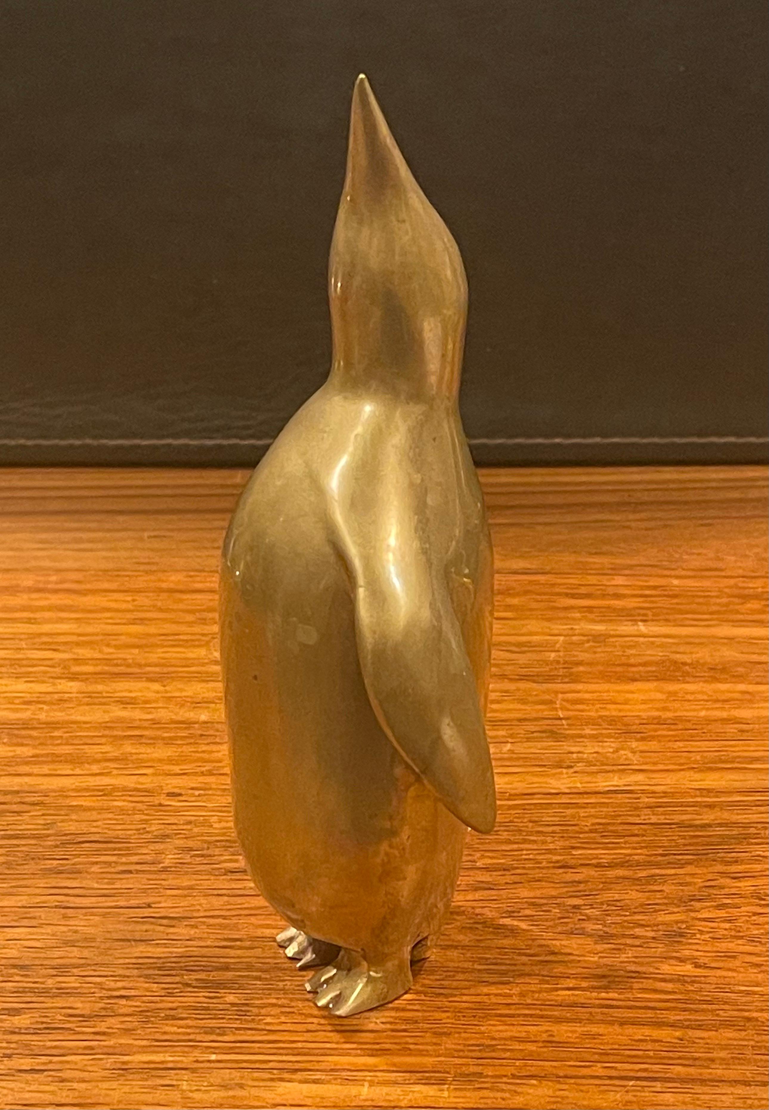 Sculpture de pingouin moderniste en laiton en vente 2