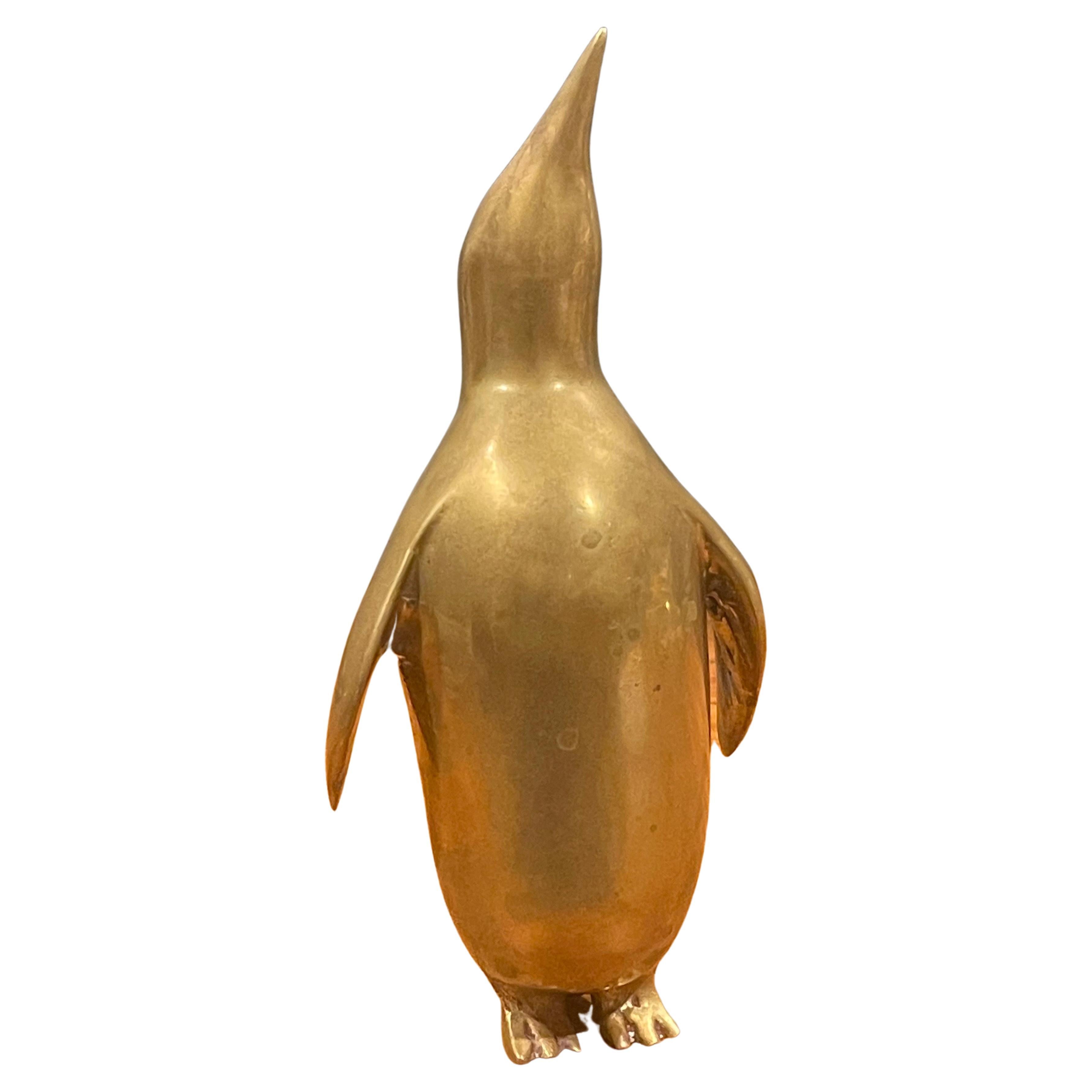 Sculpture de pingouin moderniste en laiton en vente