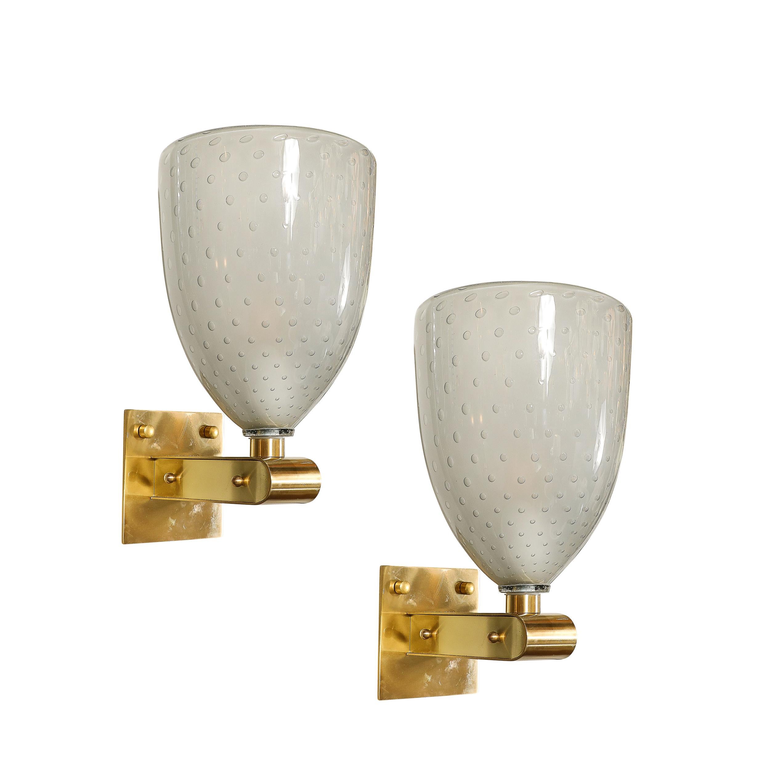 Cette magnifique paire d'appliques a été soufflée à la main à Murano, en Italie - les îles situées au large de la côte de Venise sont réputées depuis des siècles pour leur production de verre de qualité supérieure. Elles sont composées d'abat-jour