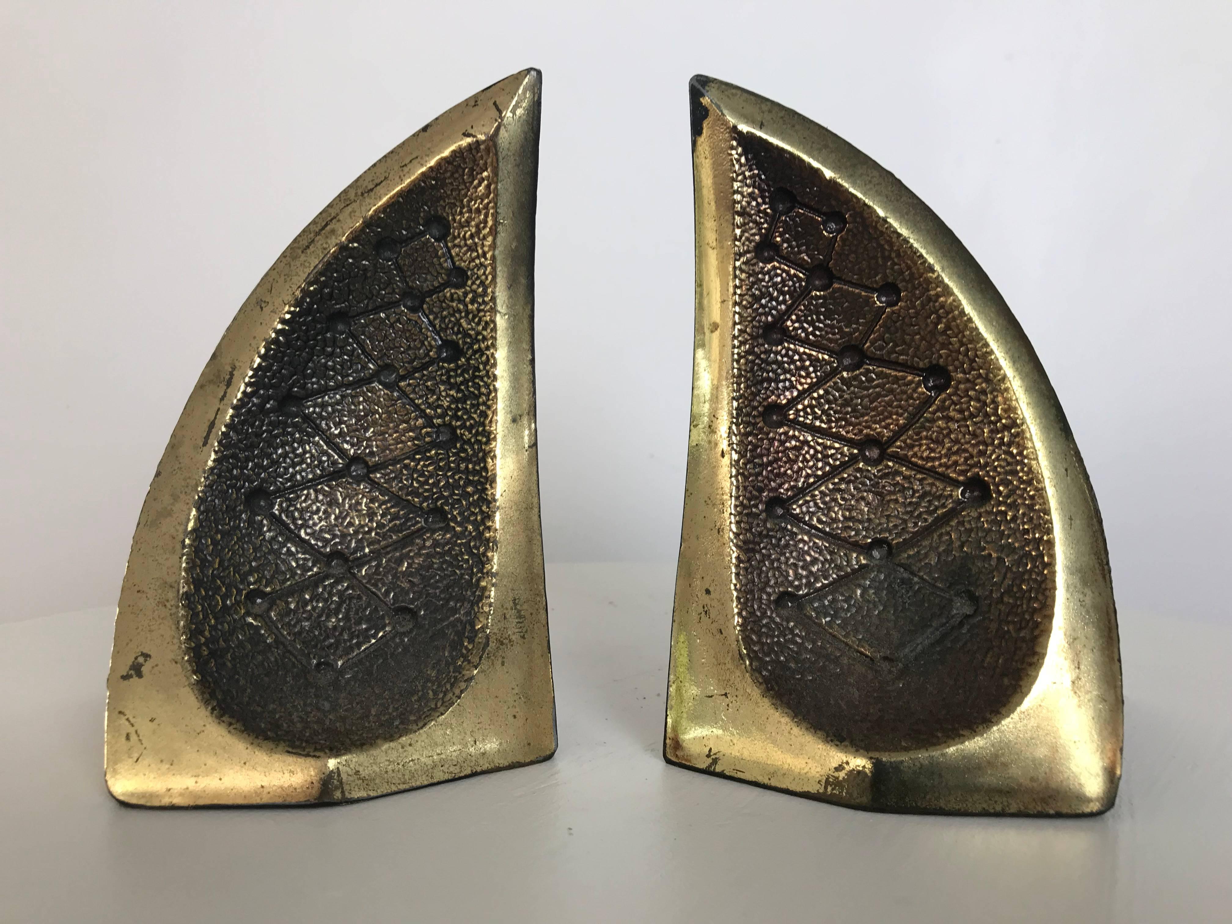 A beautiful and hard-to-find designed set of bookends by Ben Seibel for Jenfredware; Raymor. Brass-plated metal. Original condition - some spots of wear. Please see pictures, circa 1950s .

First edition set of Viking Portable Poets books (1950)