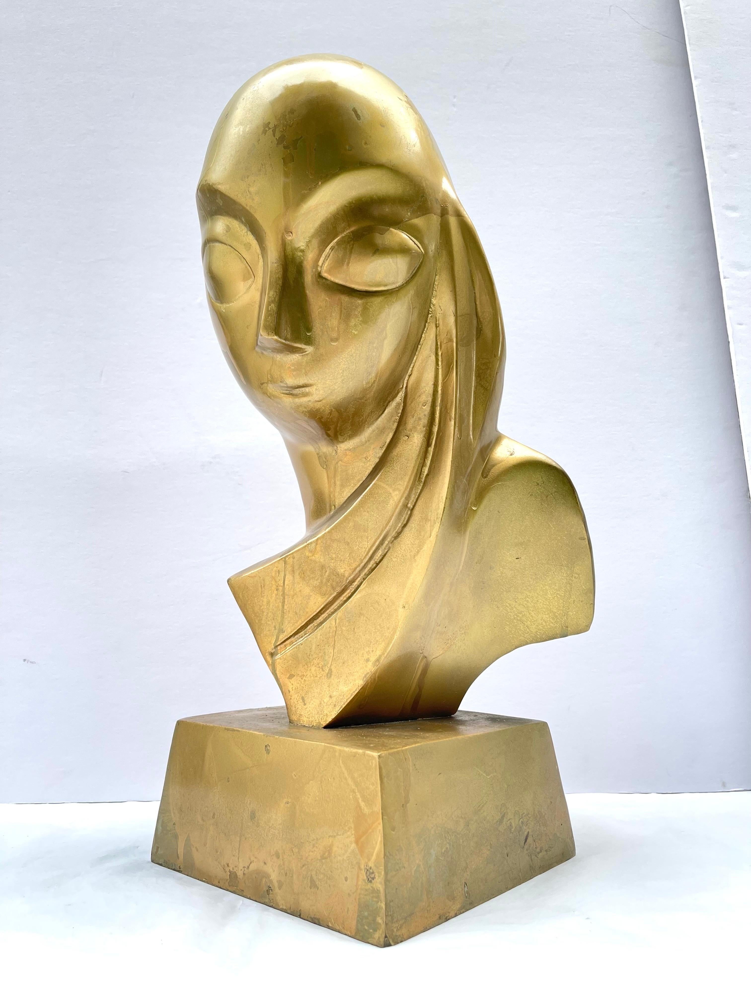 Modernistische Messingskulptur einer Frau im Stil von Brancusi. 
Wir glauben, dass es sich hierbei um eine Reproduktion im Stil des Originals von Brancusi im Museum of Modern Art in NYC handelt, etwa in den 1970er Jahren. 
Mlle Pogany ist ein