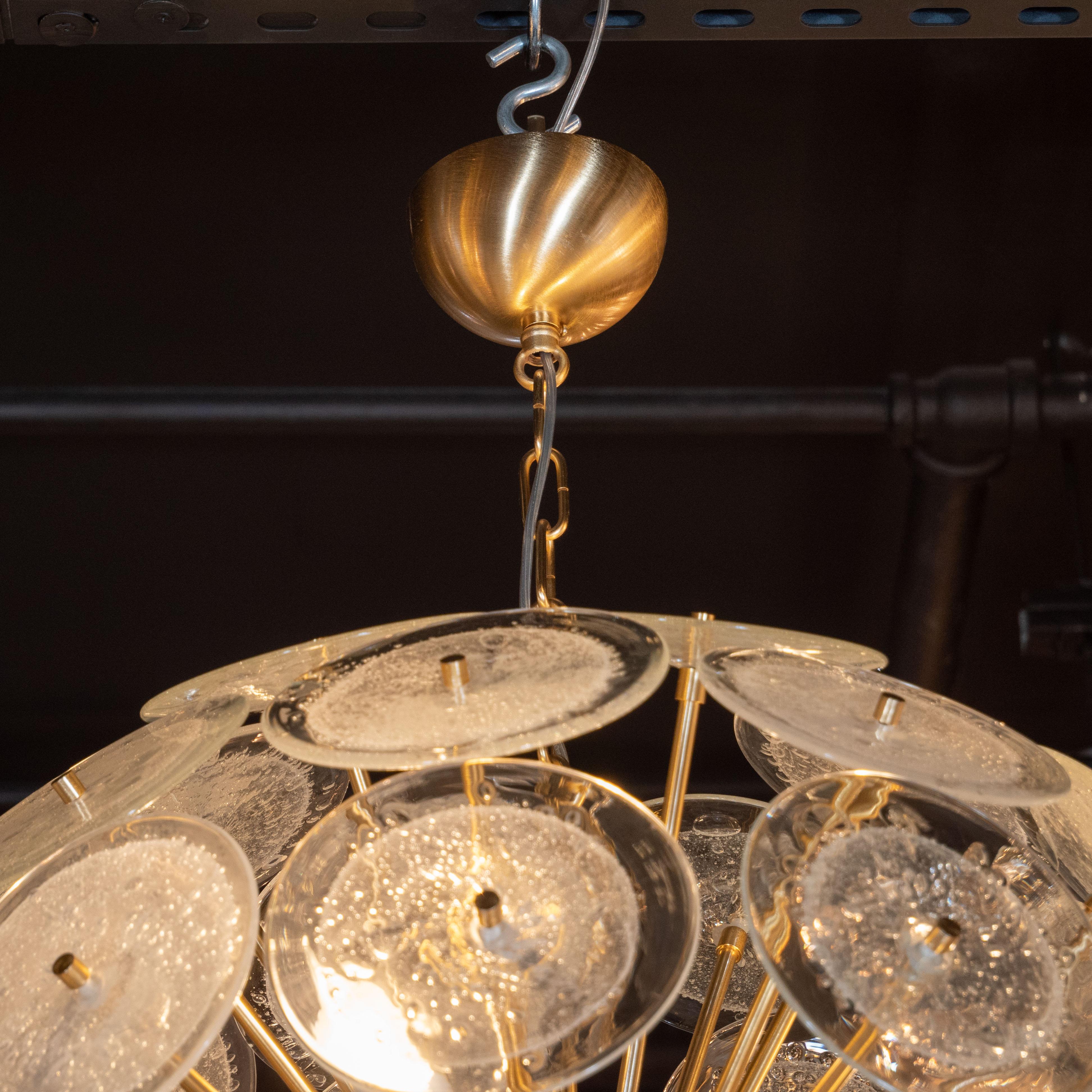 Lustre moderniste en laiton avec disques en verre de Murano translucide soufflé à la main Excellent état - En vente à New York, NY