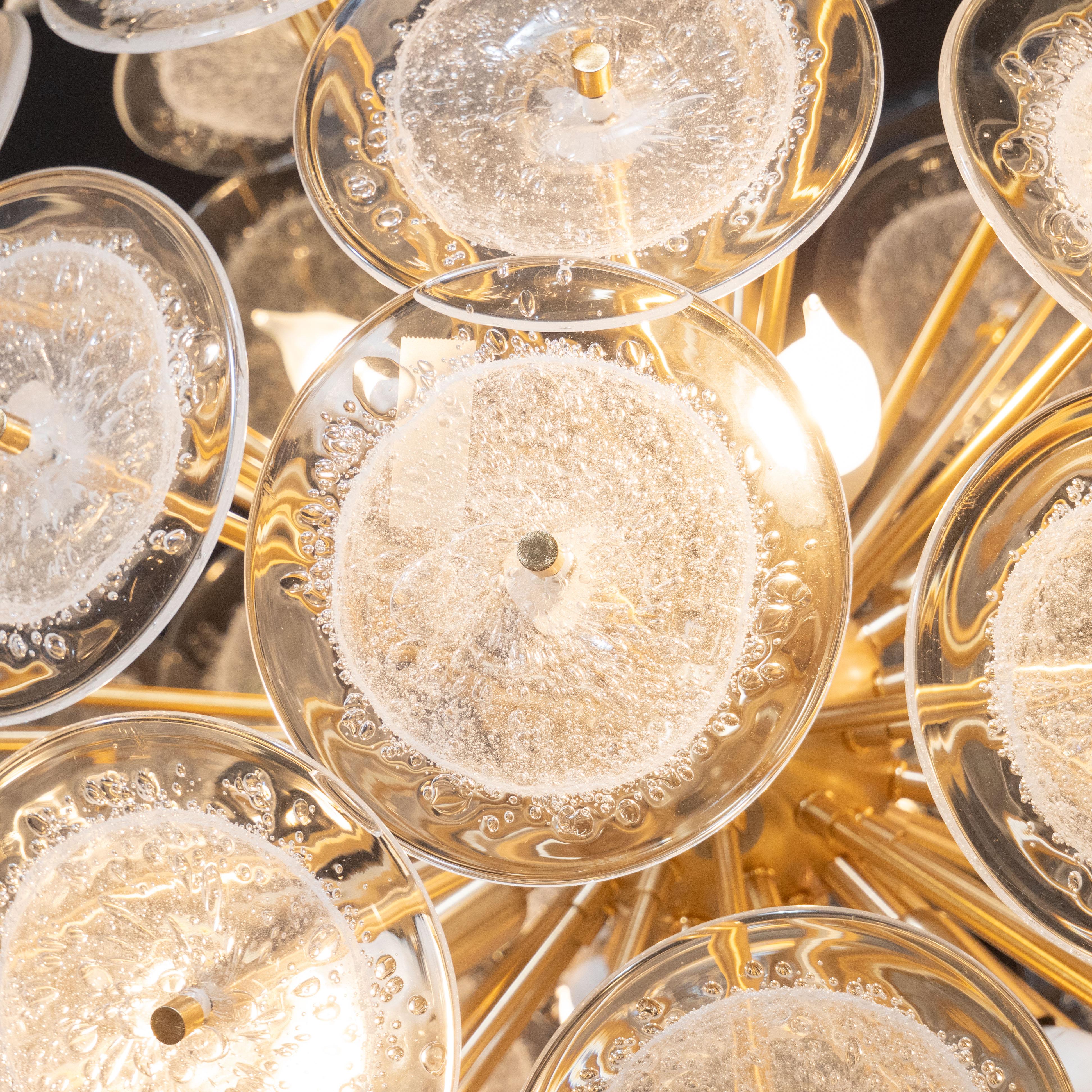 Laiton Lustre moderniste en laiton avec disques en verre de Murano translucide soufflé à la main en vente