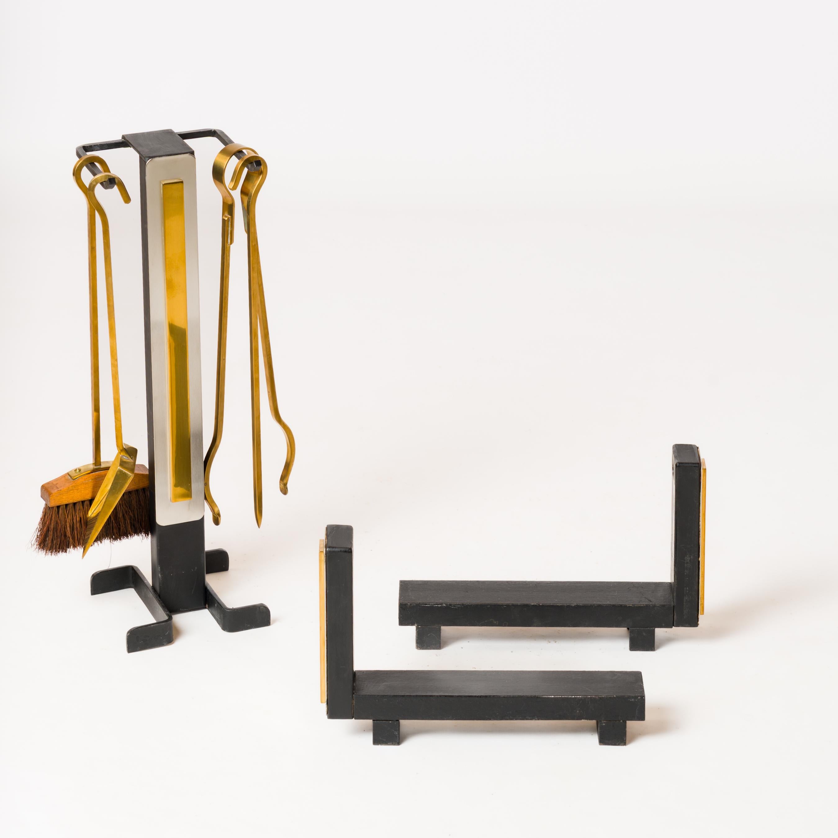 Modernist brass & steel andirons with fireplace tools set - France 1970s. In good vintage condition.

Measurements of the andirons: Height: 9.1 inches (23 cm), Width: 13.8 inches (35 cm), Depth: 2.4 inches (6 cm)

Measurements of the tools set: