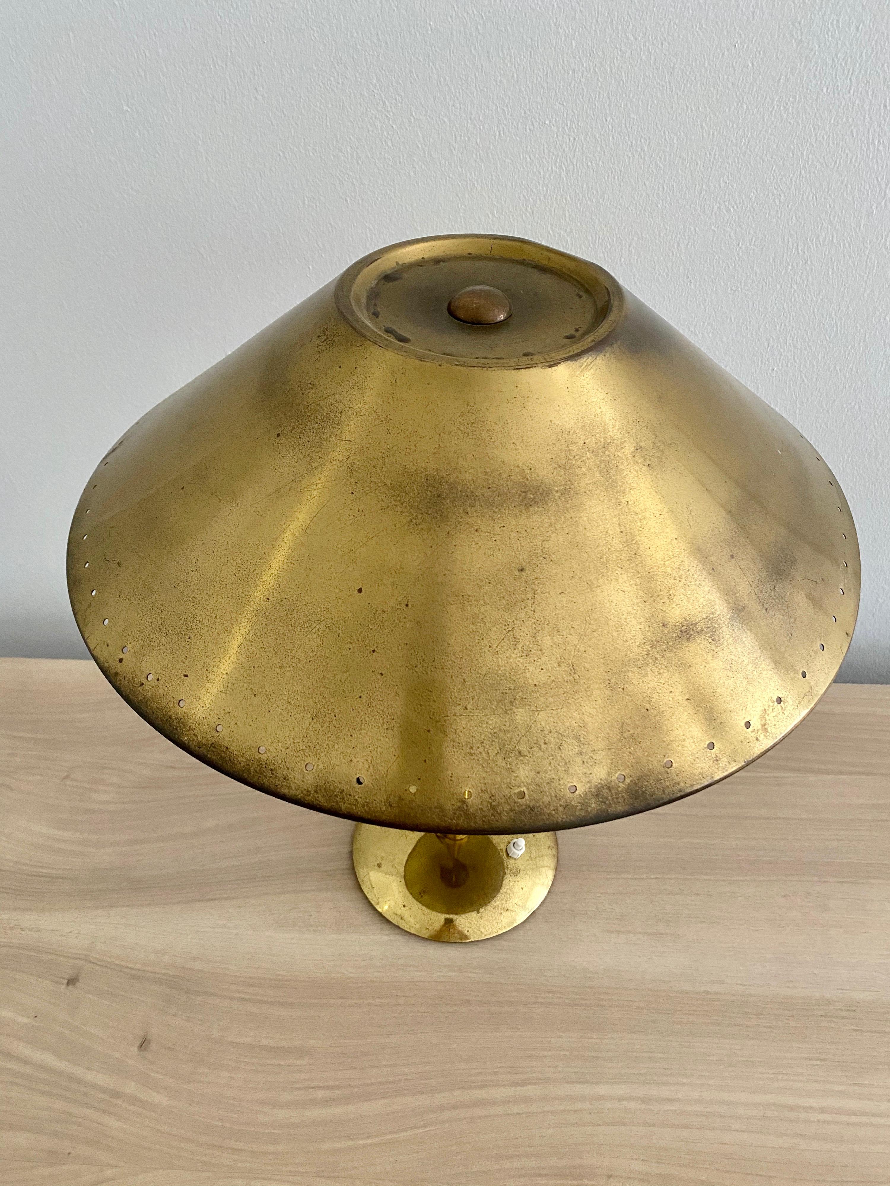 Mid-Century Modern brass table lamp

Rewired 

Measures: Height 18
