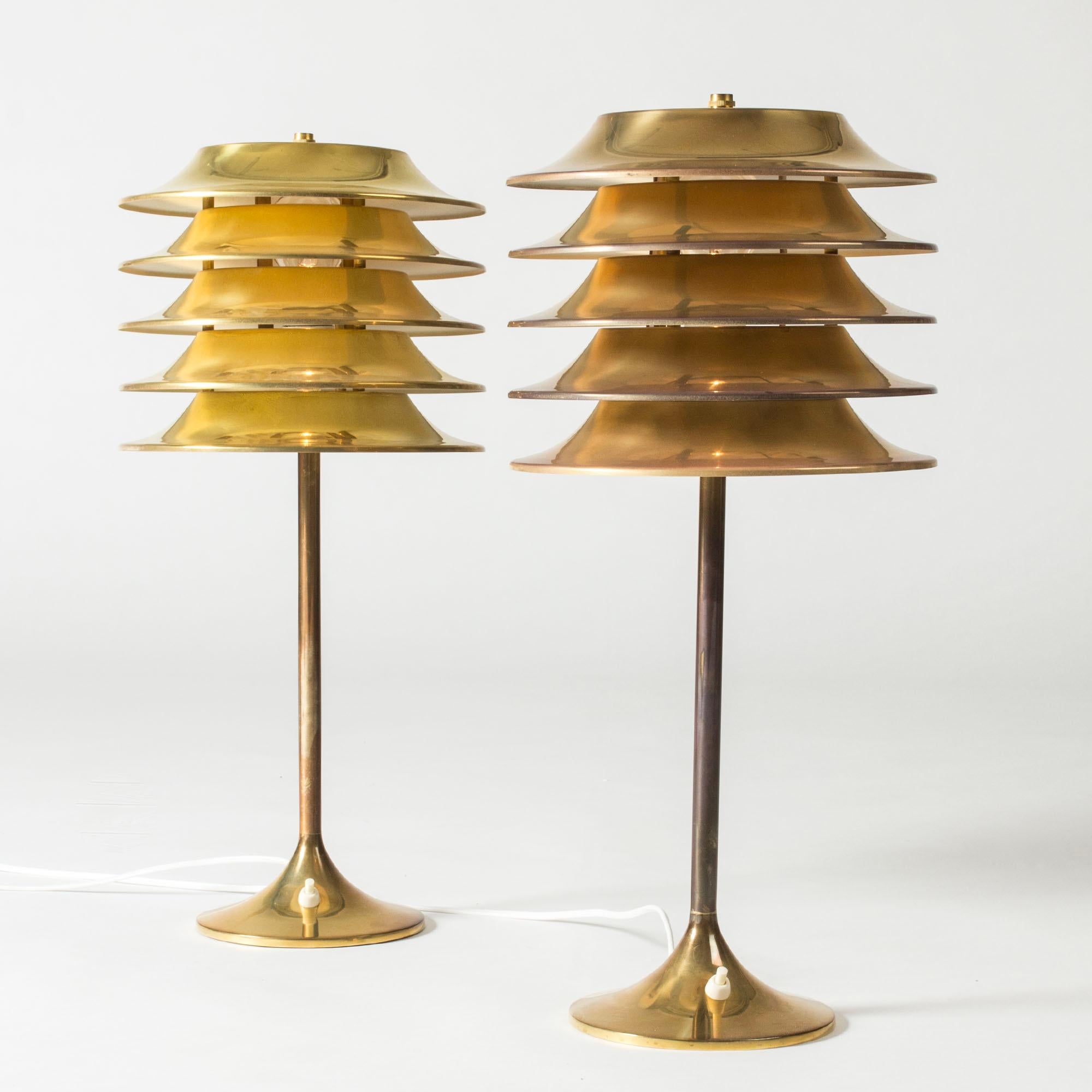 Ein Paar Tischlampen aus Messing von Kai Ruokonen mit großen Lamellenschirmen. Verströmen ein schönes, warmes Licht, wenn sie angezündet werden.