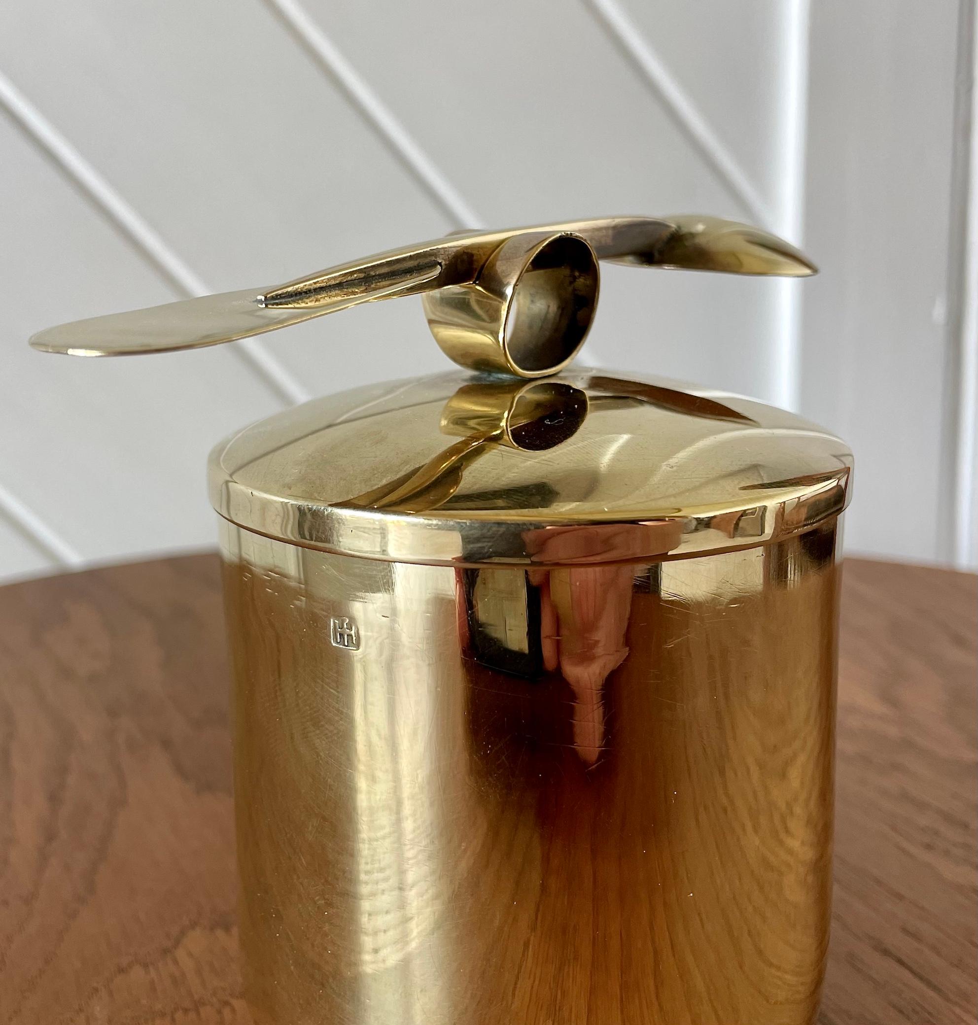 Porta tè modernista di Hayno Focken con cucchiaio integrato.

Ottone

Marchio del timbro dei fabbricanti

Tedesco

Circa 1930

Altezza 12 cm Diametro 8 cm

Cucchiaio: altezza 0,5 cm. Larghezza 3,5 cm. Lunghezza 14 cm