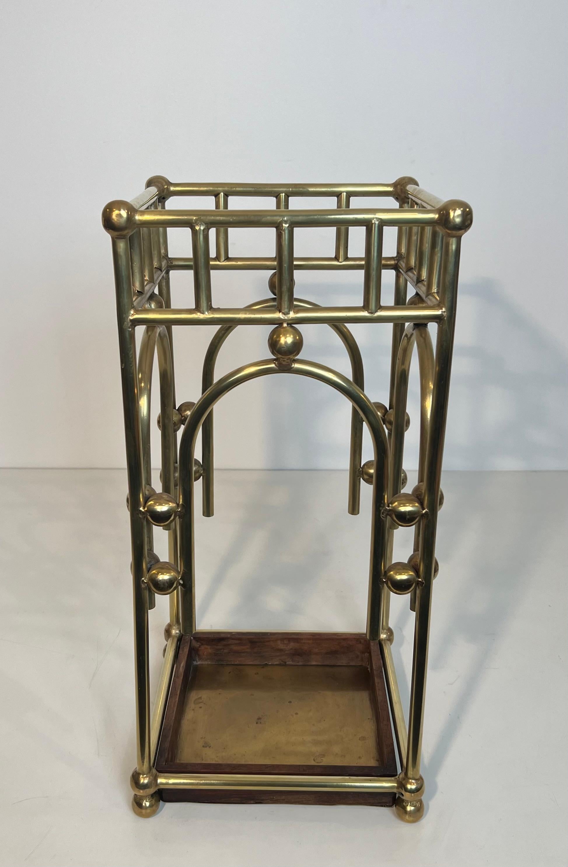 Ce très intéressant porte-parapluie moderniste est fabriqué en laiton. Il s'agit d'une œuvre autrichienne dans le style de Joseph Hoffmann. Circa 1900