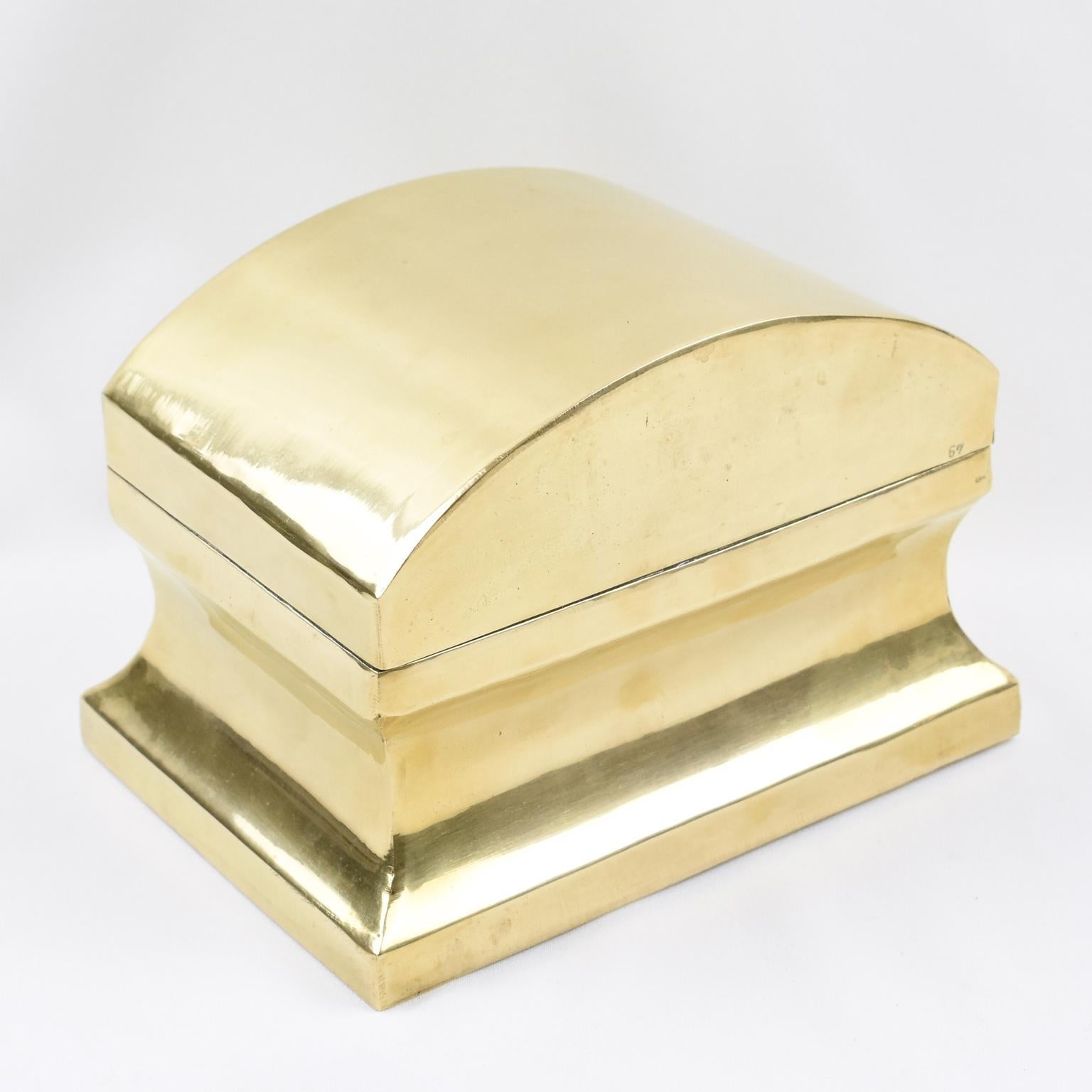 Questa elegante scatola decorativa con coperchio del Mid-Century modernista vanta una forma rettangolare e una struttura snella. La scatola del tabernacolo è stata realizzata in Inghilterra intorno al 1960. Il cofanetto è in ottone lucido con un