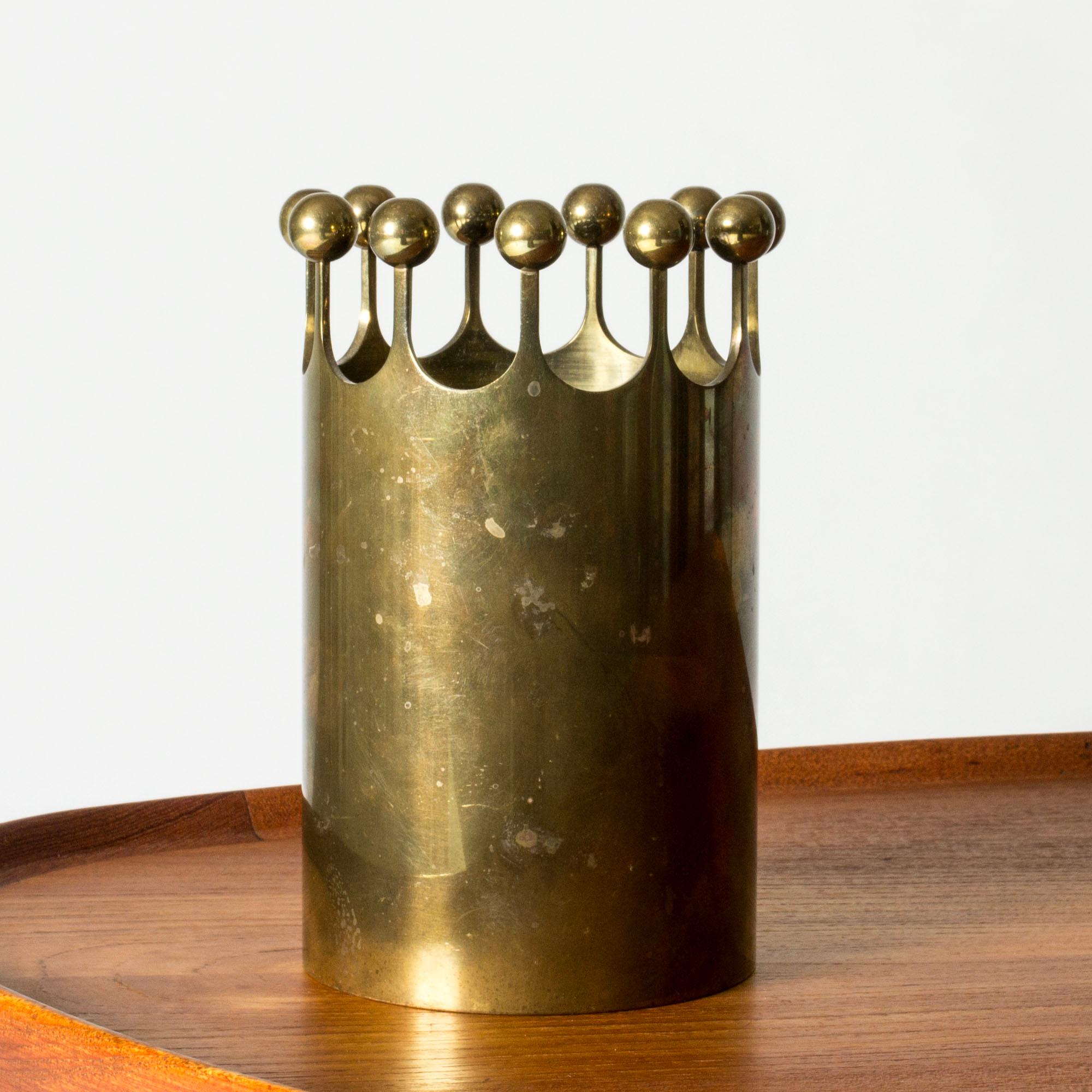 Bellissimo vaso in ottone a forma di corona di Pierre Forssell. Divertente e lussuoso allo stesso tempo.

Pierre Forssell è stato un acclamato designer industriale che ha disegnato posate e pentole, tra gli altri, per Gense, prima di entrare a far