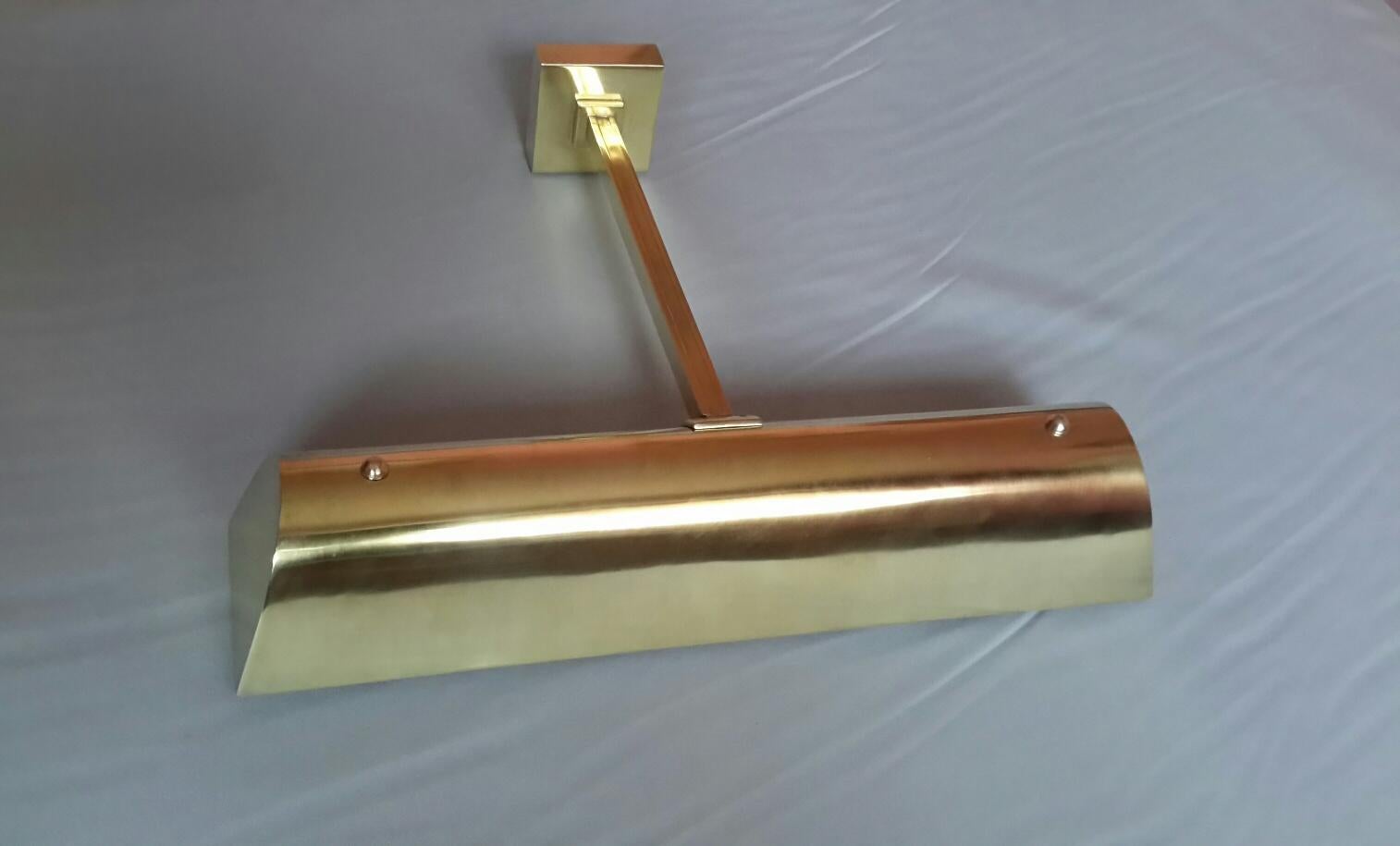 Precioso aplique modernista francés original de latón del periodo Art Déco de la década de 1940.

El aplique está en excelentes condiciones, todas las piezas eléctricas se han renovado y se ajustan a las normas estadounidenses (dos portalámparas
