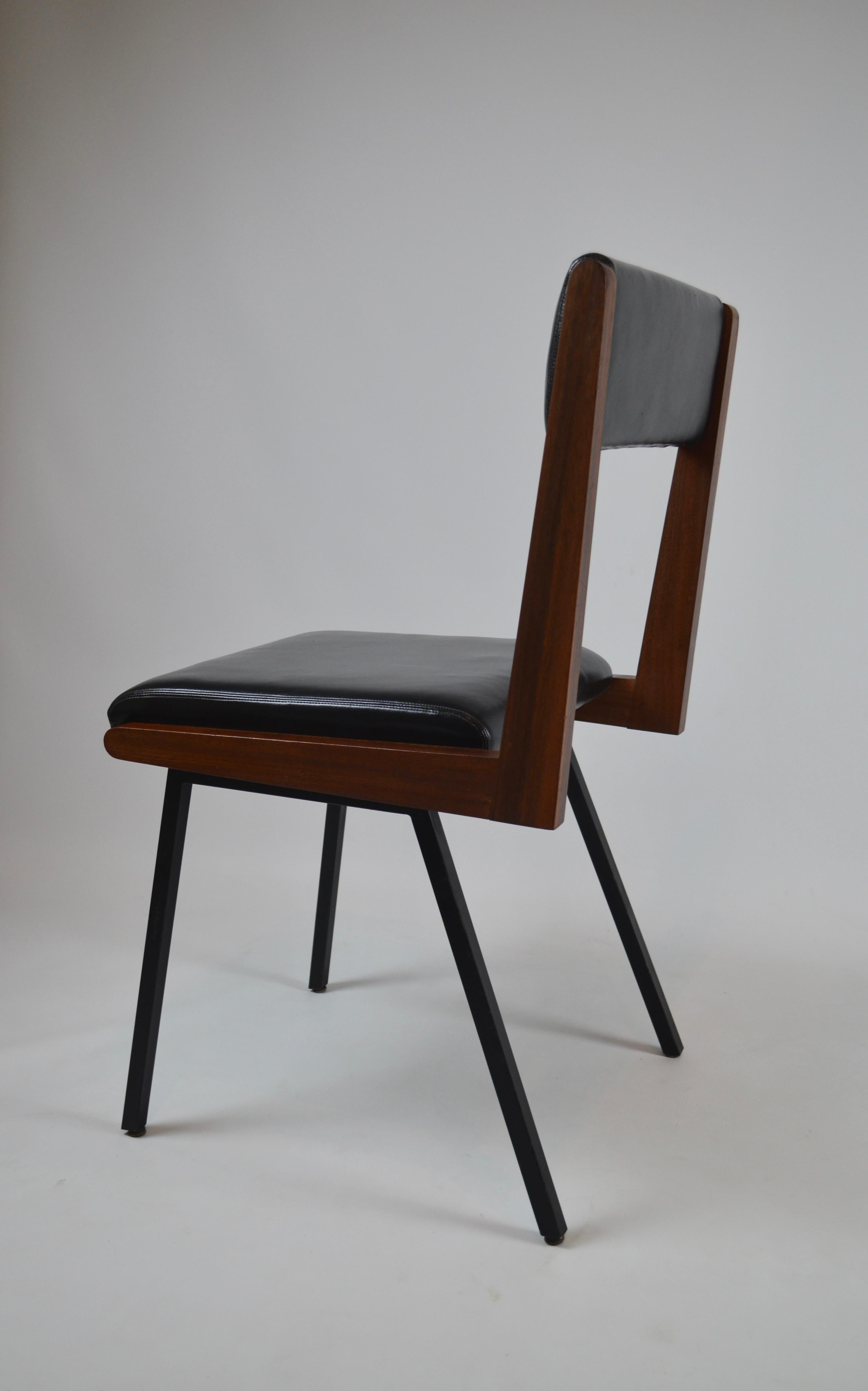 Modernistischer Stuhl aus den 50er/60er Jahren aus Brasilien.
Sitz und Rückenlehne aus Kunstleder.
Hölzerne Struktur
Sockel aus Metall mit schwarzer Originallackierung
Bequem und solide
