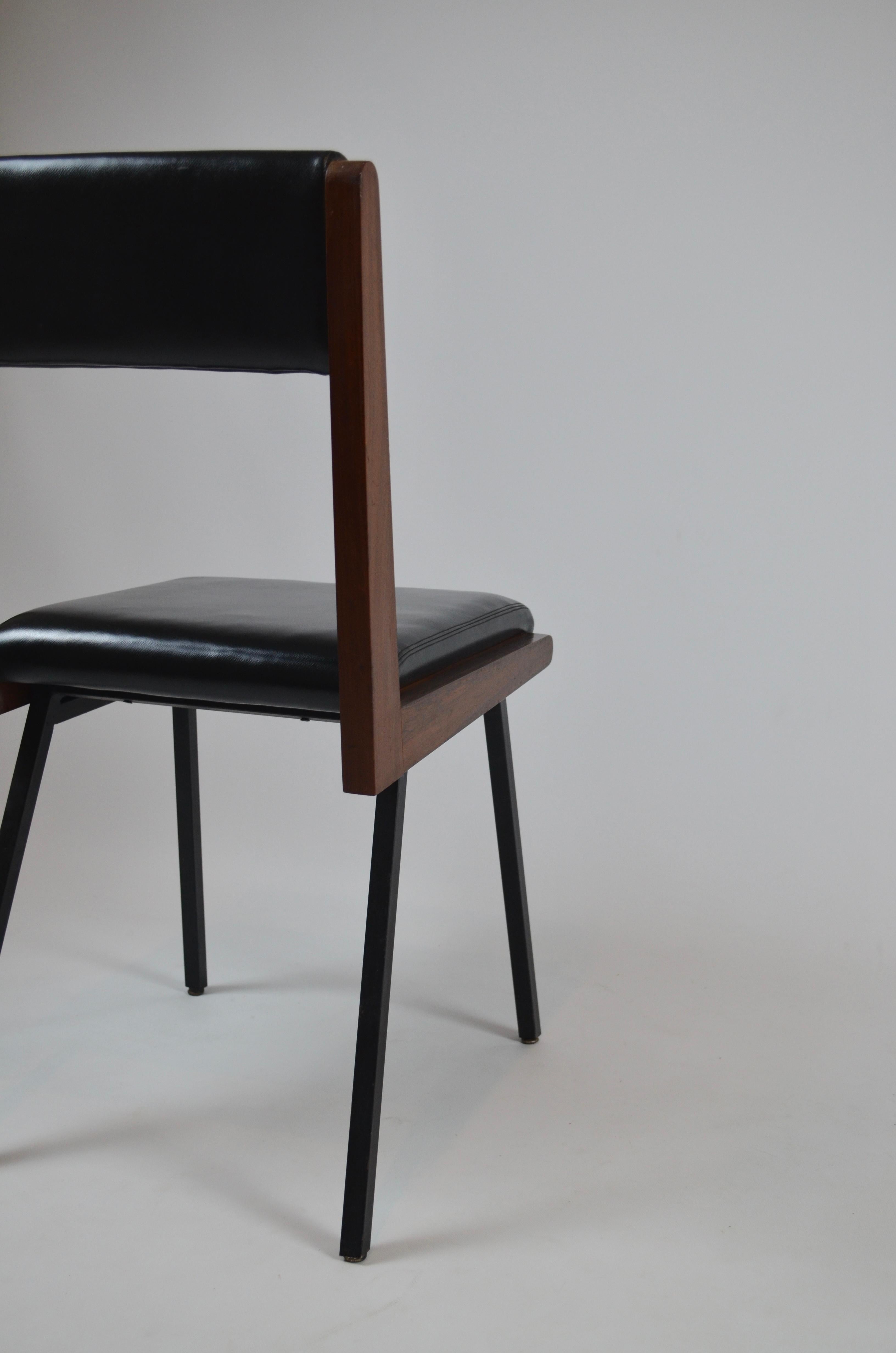 Modernistischer brasilianischer Stuhl (Metall) im Angebot