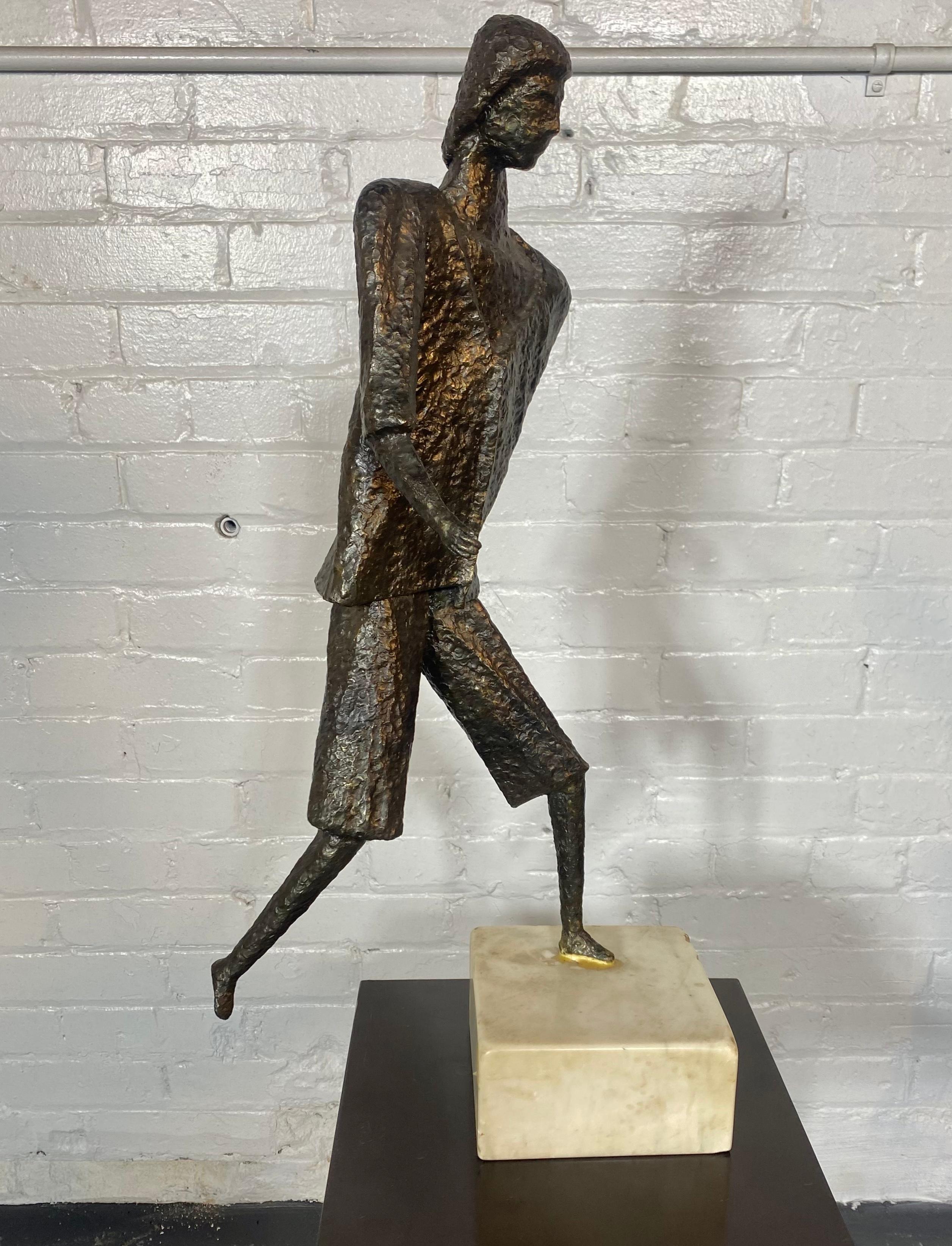 Sculpture moderniste en bronze et marbre à la manière de Lynn Chadwick Bon état - En vente à Buffalo, NY