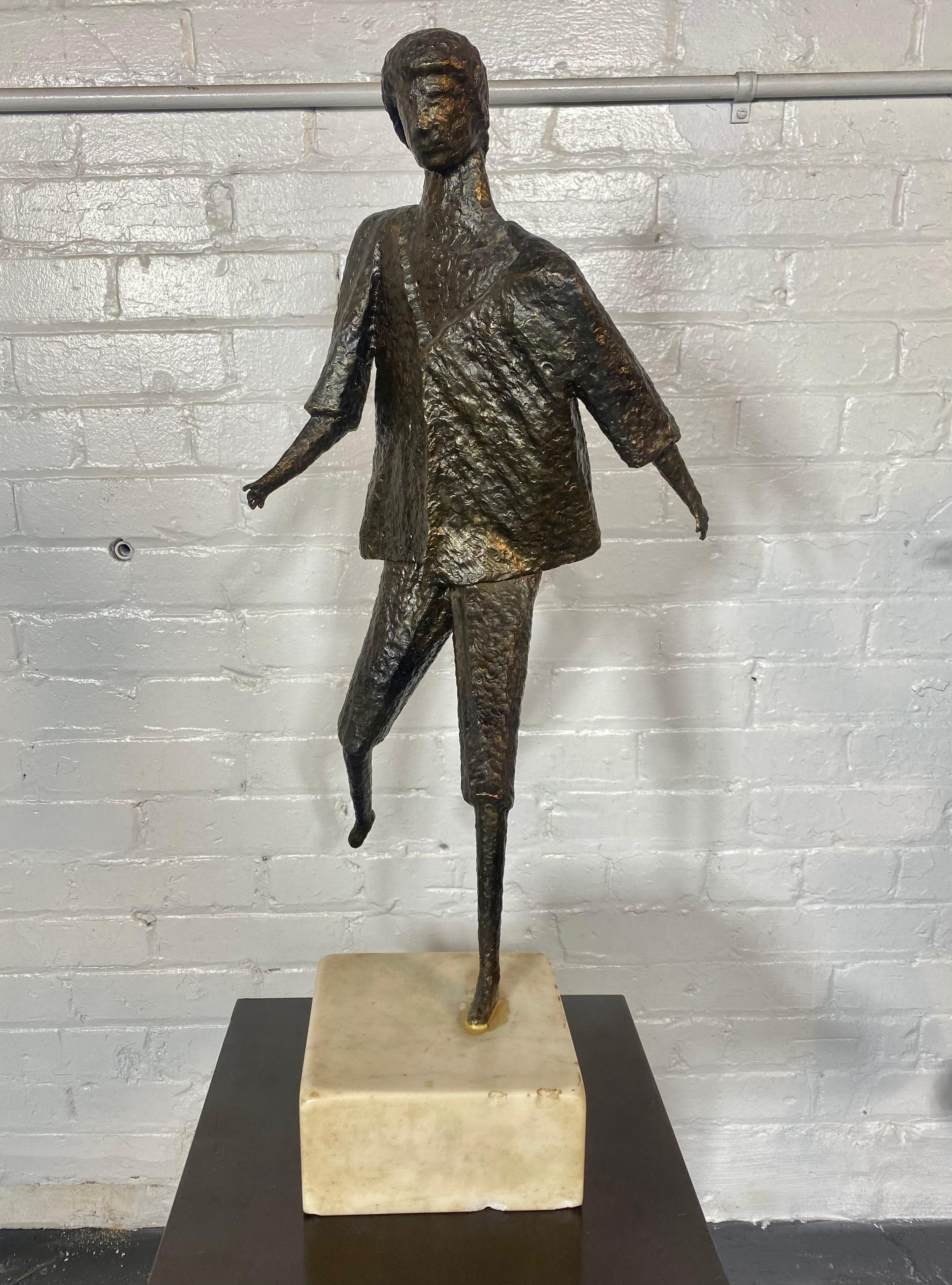 Milieu du XXe siècle Sculpture moderniste en bronze et marbre à la manière de Lynn Chadwick en vente