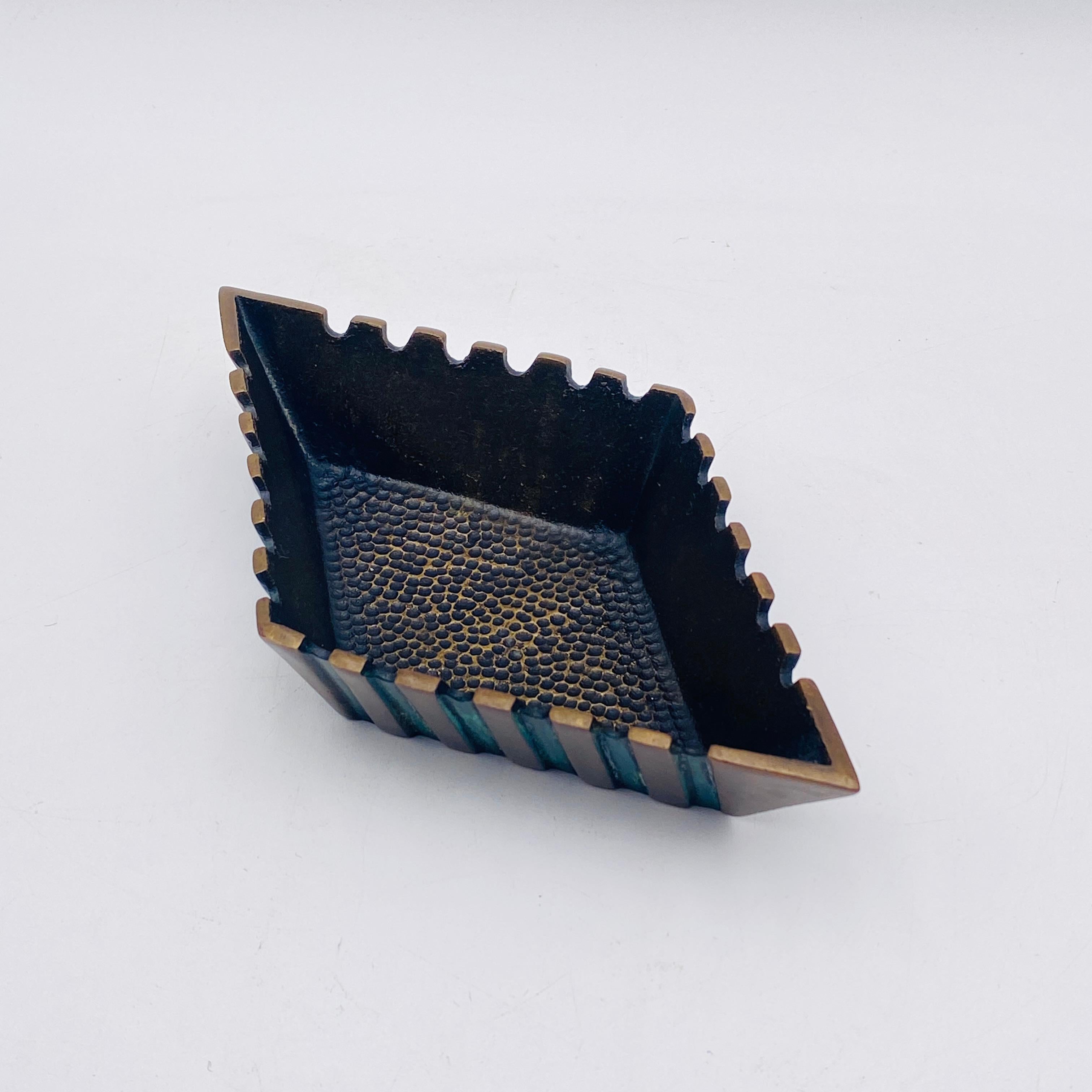 Cenicero de Bronce Modernista Plato Catchall Israel siglo XX en venta