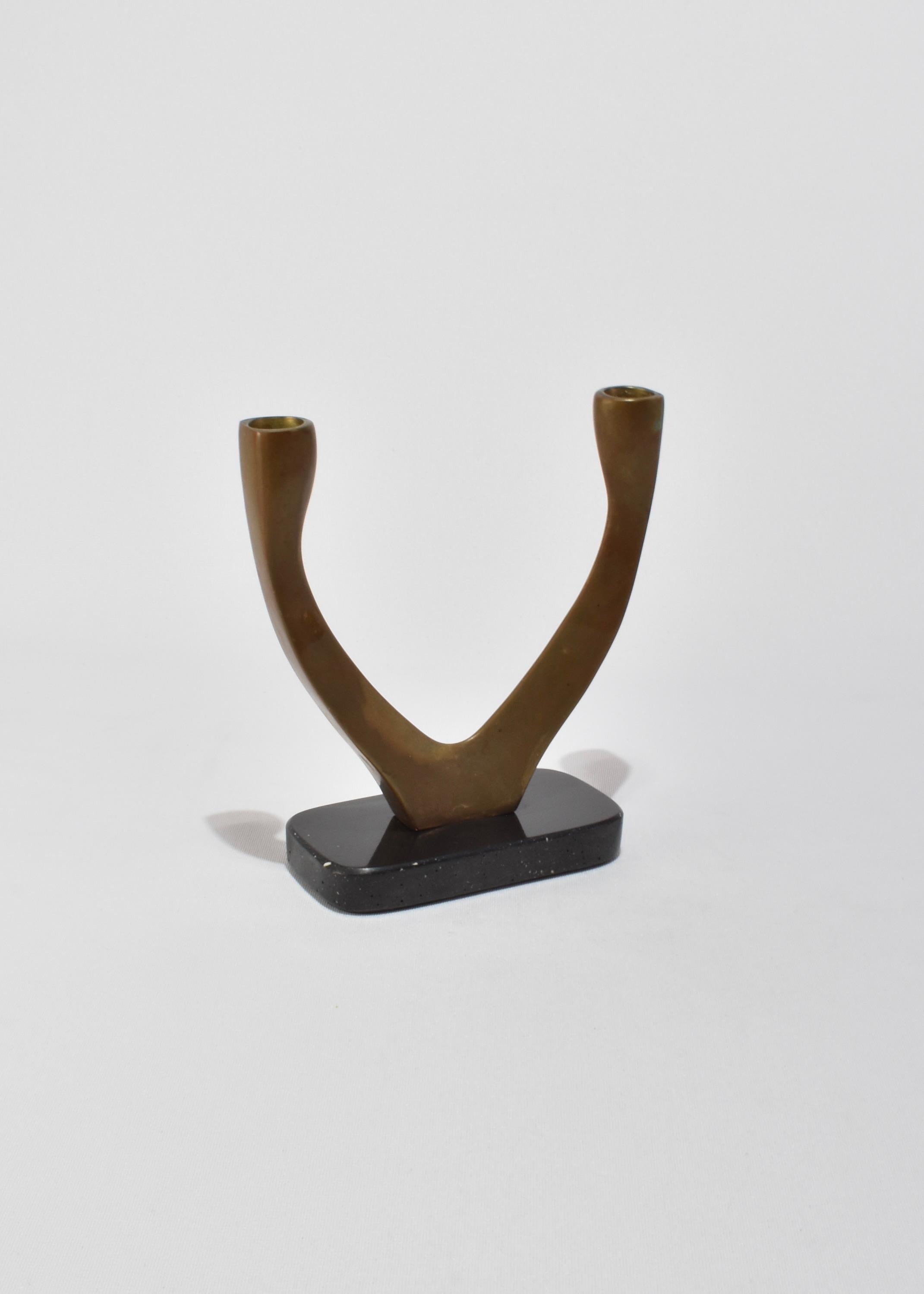 Vintage, zweiarmiger Bronzekandelaber, der dem Bildhauer Chaim Gross zugeschrieben wird. Fließende, modernistische Form auf einem Sockel aus poliertem schwarzem Stein mit reicher natürlicher Patina.

