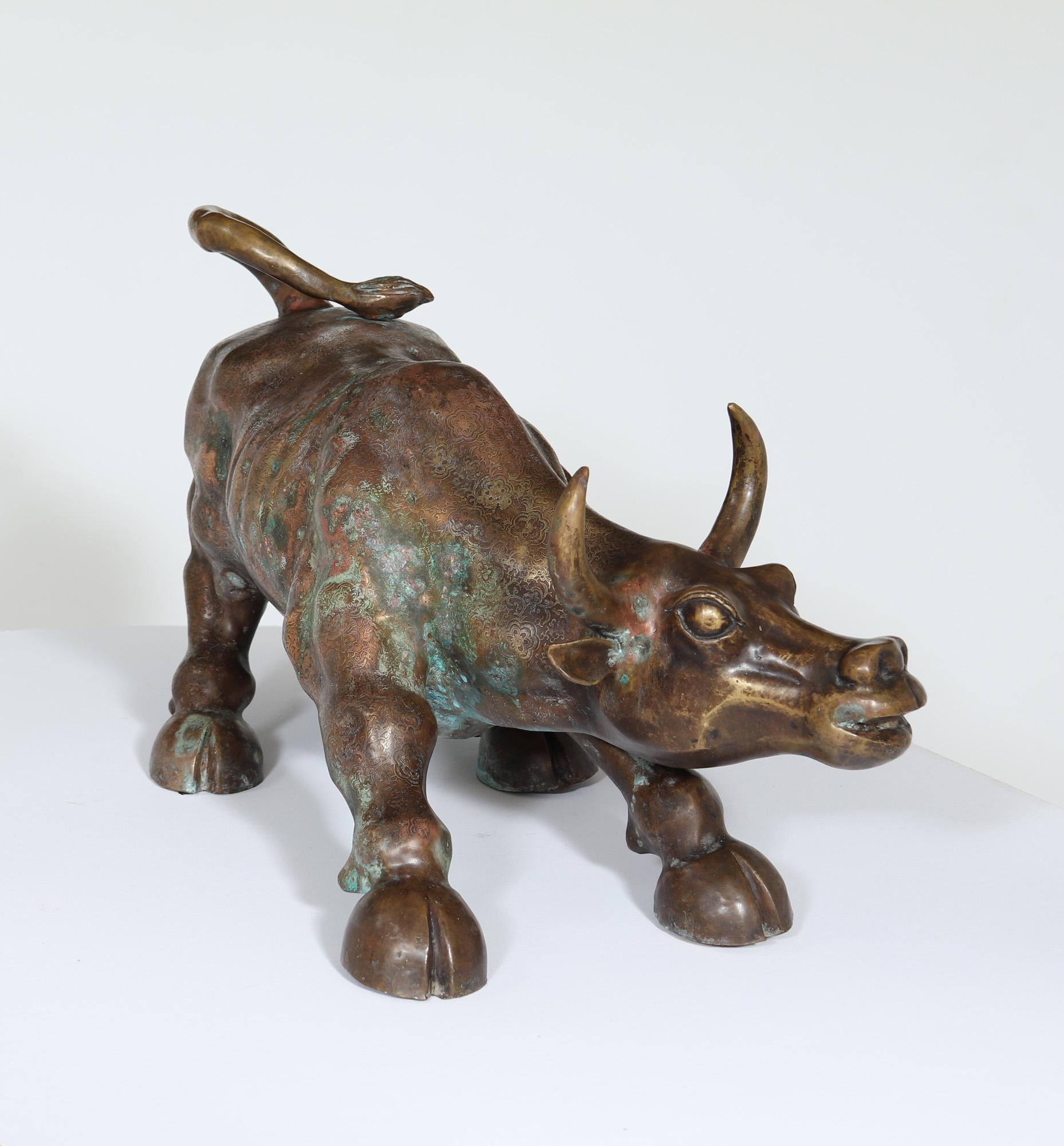 SCULPTURE EN BRONZE D'UN TAUREAU EN TRAIN DE CHARGER
une représentation impressionnante d'un taureau en train de charger, produite en France dans les années 1960, avec des motifs détaillés sur le bronze et une belle patine et couleur.