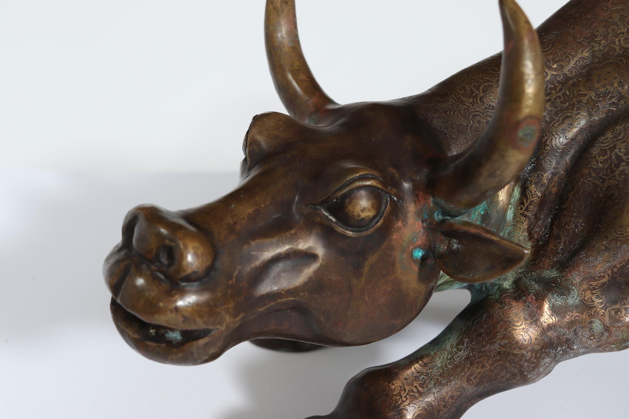 Milieu du XXe siècle Sculpture de taureau en bronze moderniste en vente