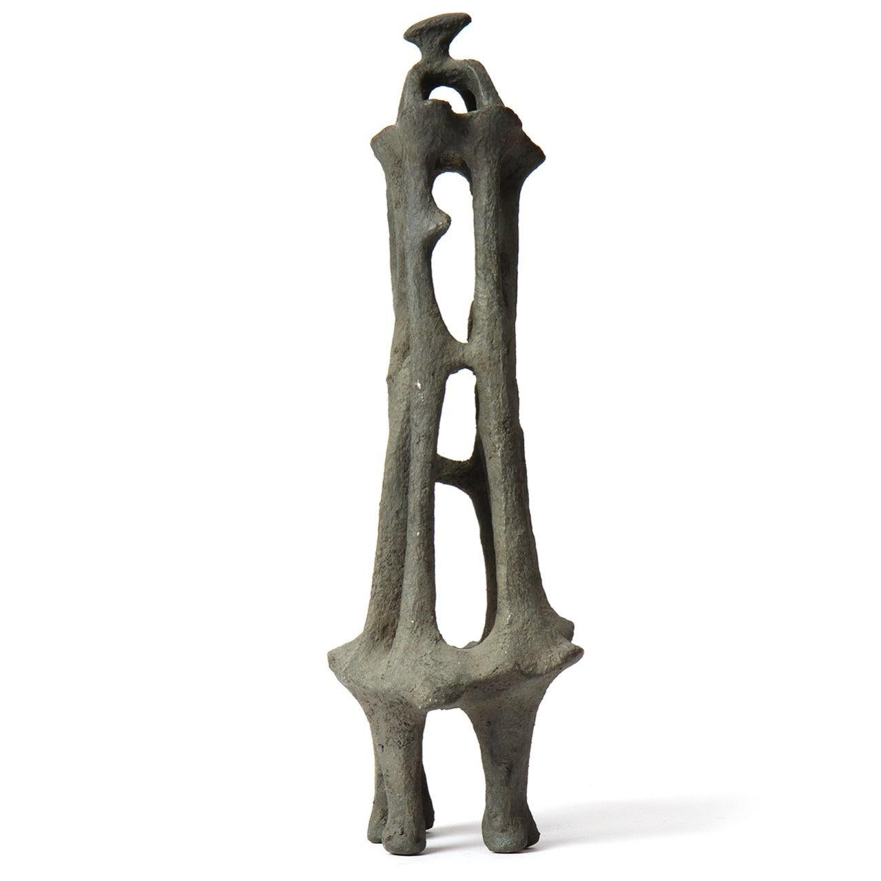 Una interesante escultura de bronce de tamaño mediano pero peso considerable. Construido con varillas sólidas, trabajadas y formadas, conectadas de manera orgánica?