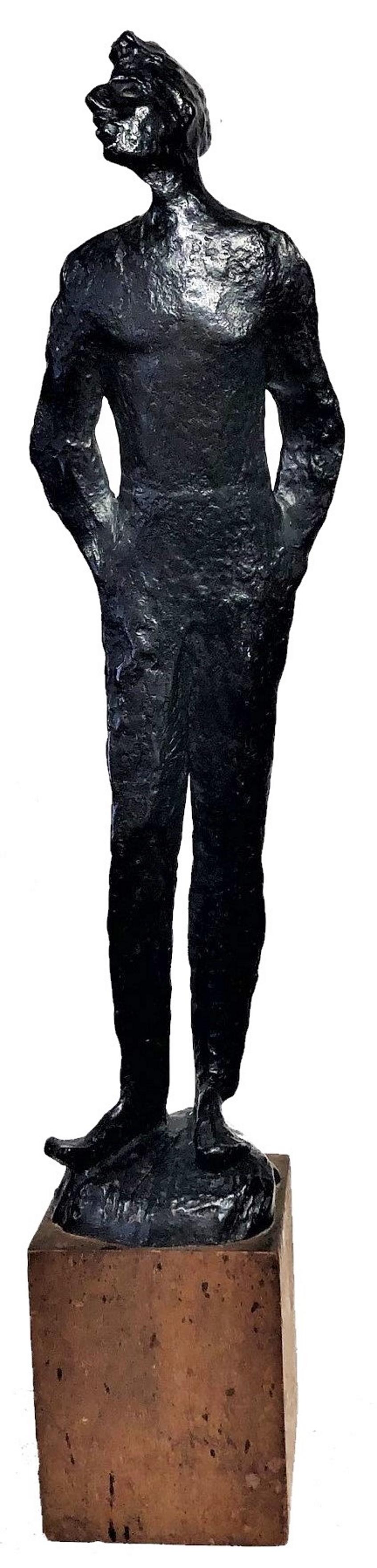 À PROPOS DE
Cette magnifique sculpture Morderne du milieu du siècle représentant un homme debout est clairement influencée par l'un des plus importants sculpteurs du XXe siècle, Alberto Giacometti - sculpteur, peintre, dessinateur et graveur suisse,