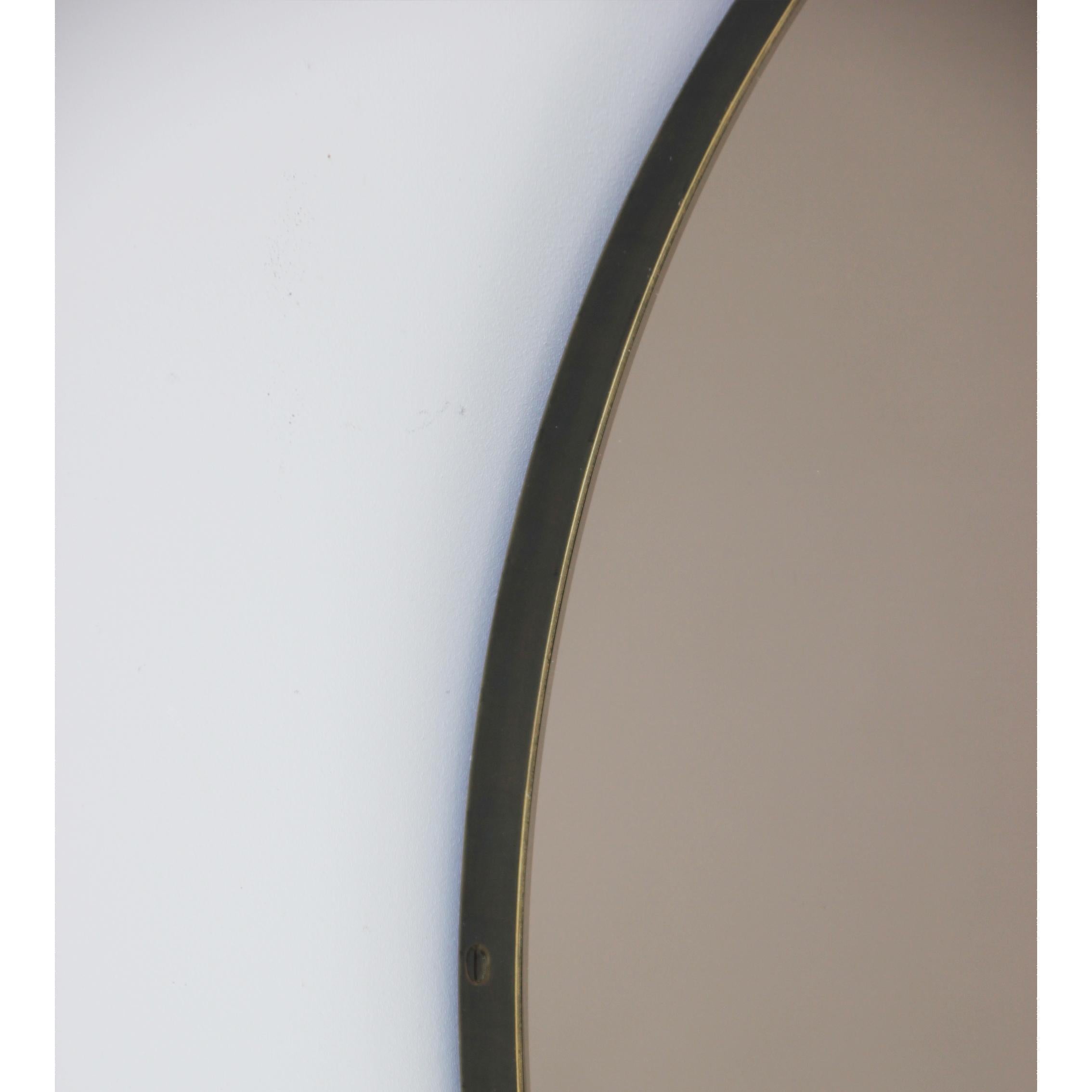 Organique Orbis Bronze Tinted Round Modern Mirror with Bronze Patina Frame, Medium (Miroir rond teinté en bronze avec cadre en patine de bronze) en vente