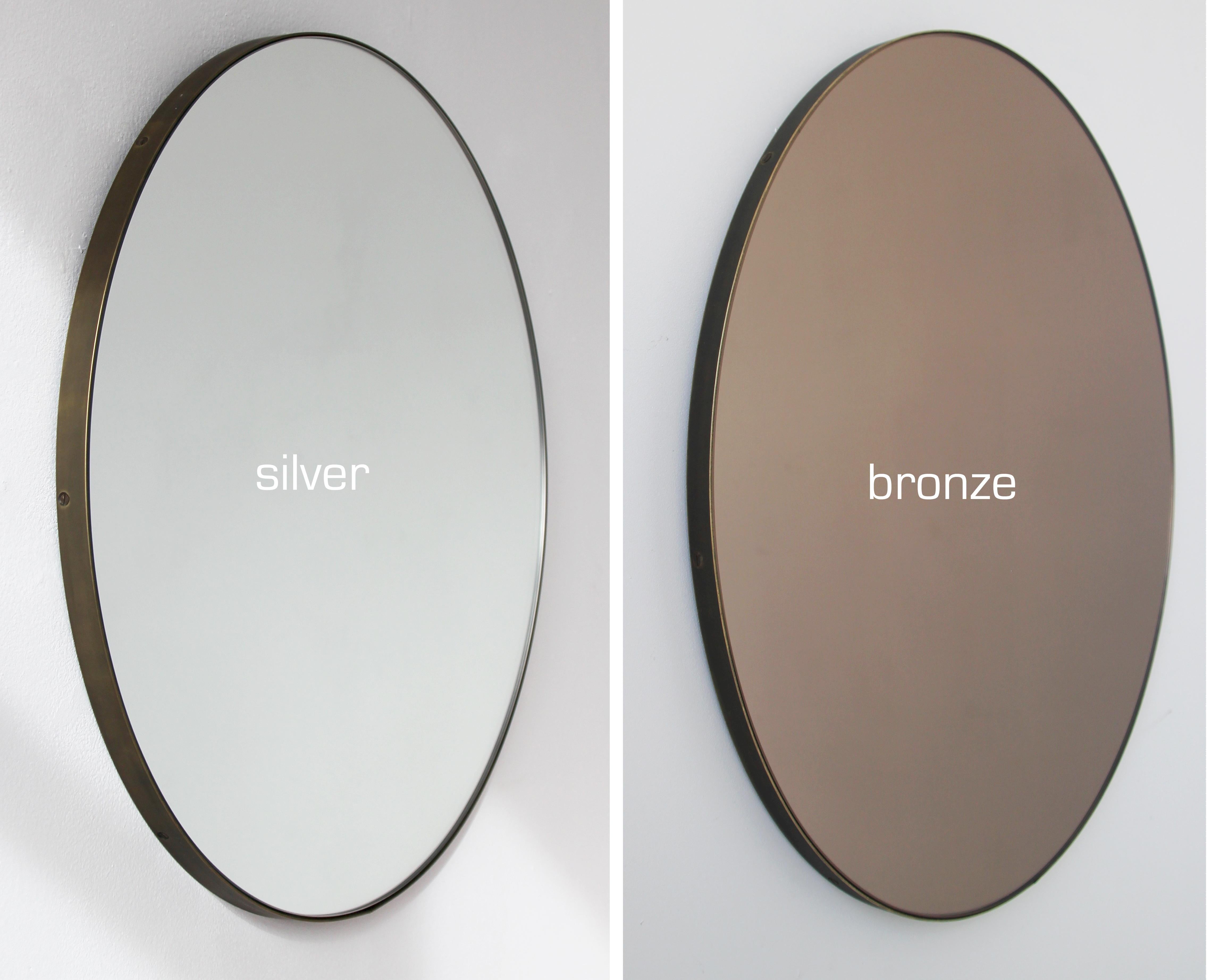 XXIe siècle et contemporain Orbis Bronze Tinted Round Modern Mirror with Bronze Patina Frame, Medium (Miroir rond teinté en bronze avec cadre en patine de bronze) en vente