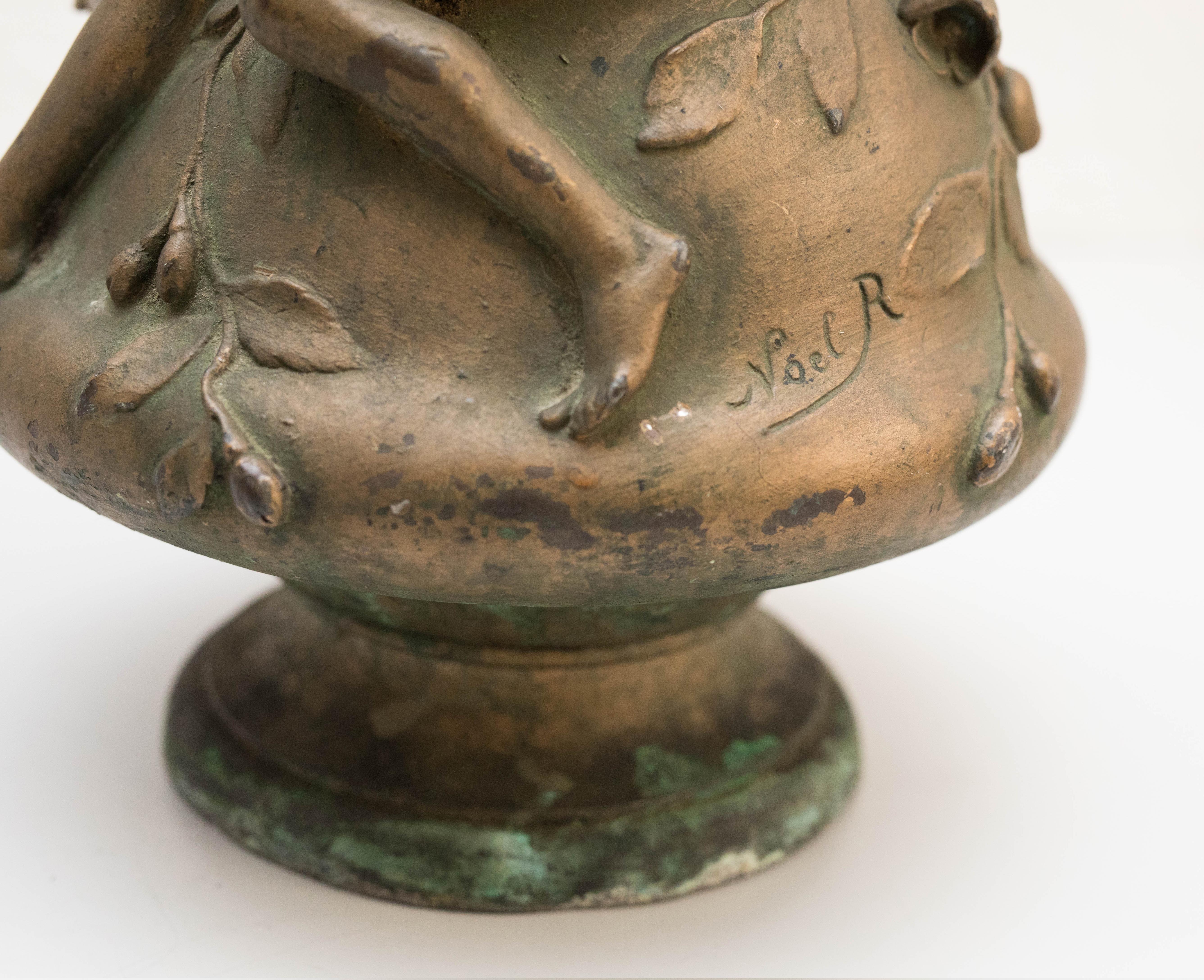 Vase en bronze, vers 1920.
Fabriqué en France.

Signé par Noel R

En état d'origine, avec de légères usures dues à l'âge et à l'utilisation, préservant une belle patine.

Matériau :
Bronze

Dimensions :
D 22 cm x H 39 cm.

La base en bois n'est pas