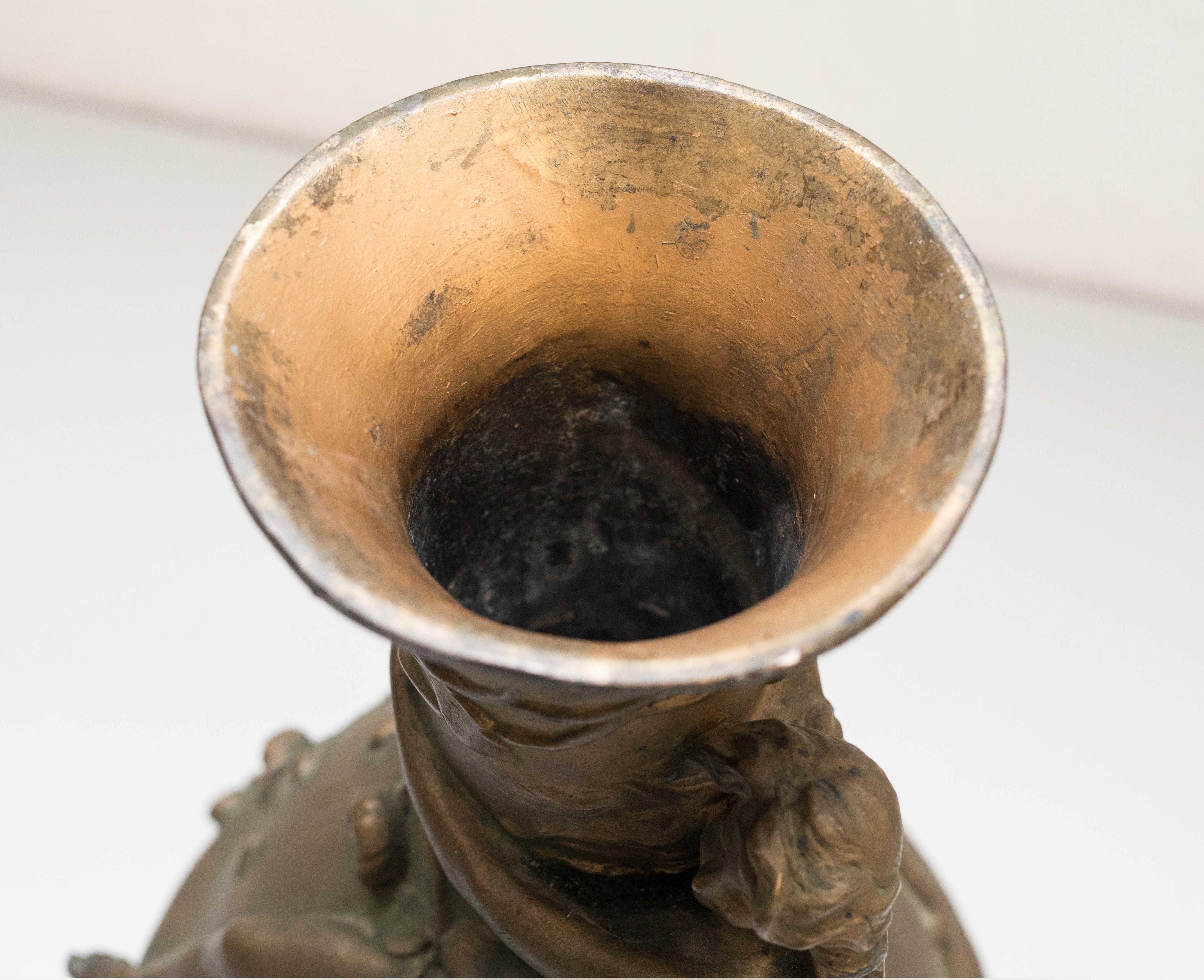 Mid-Century Modern Vase moderniste en bronze de Noel R. dans un Stand en bois, circa 1920 en vente