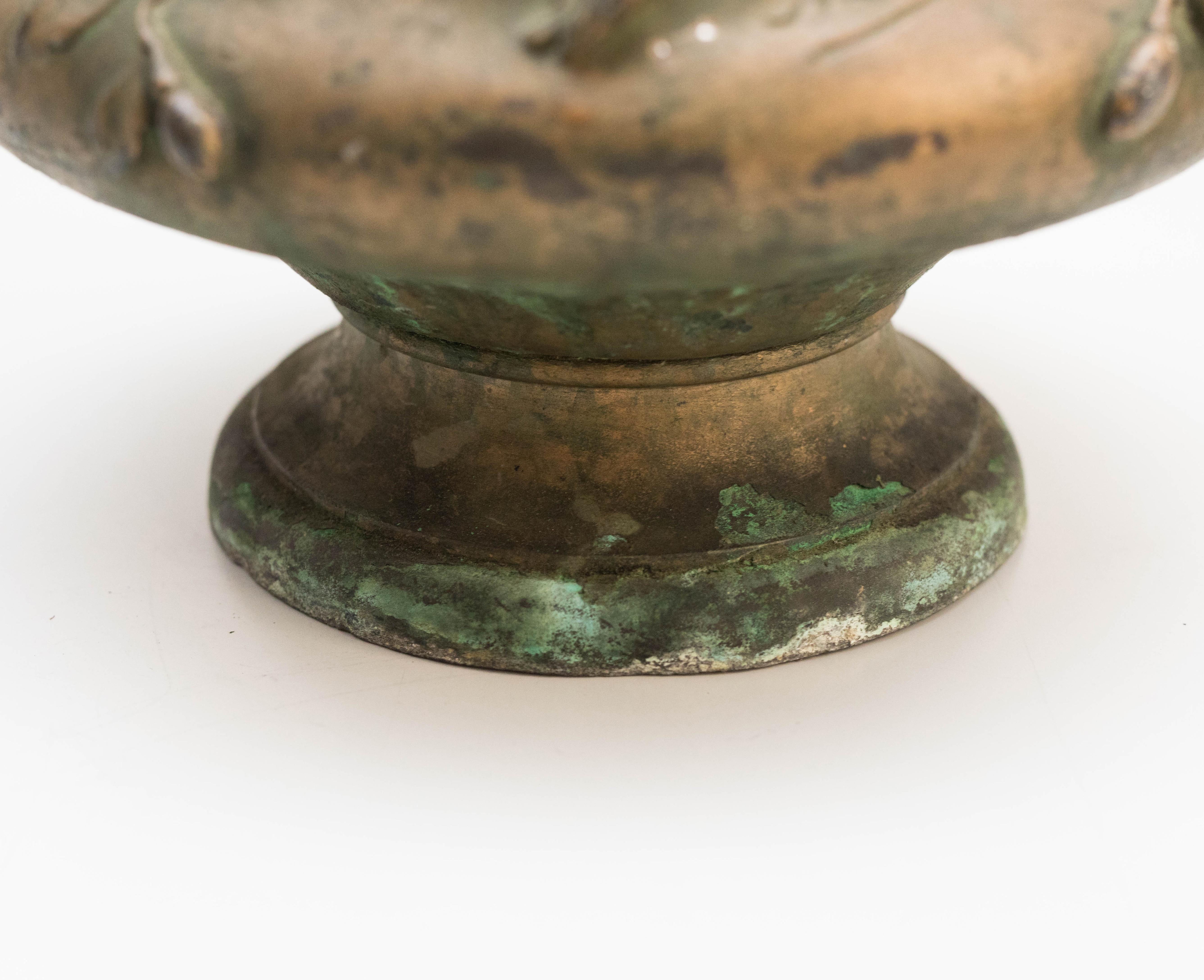 Français Vase moderniste en bronze de Noel R. dans un Stand en bois, circa 1920 en vente