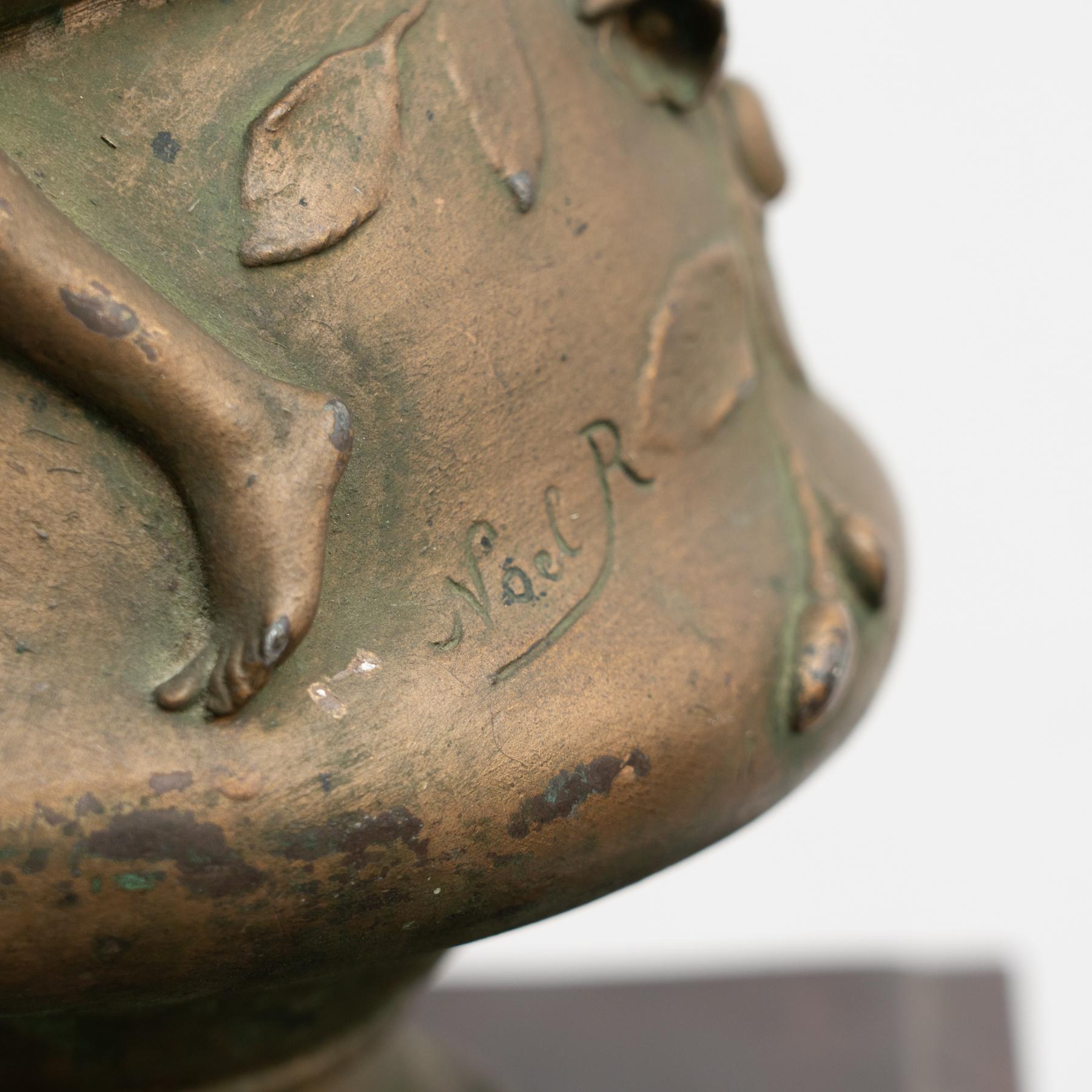 Vase moderniste en bronze de Noel R. dans un Stand en bois, circa 1920 en vente 9