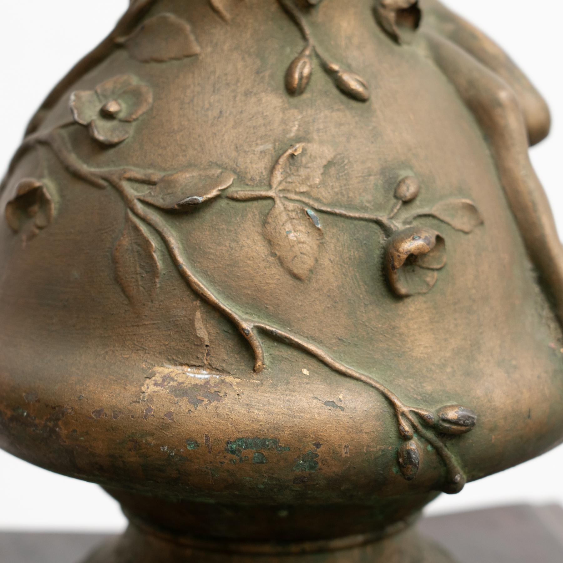 Vase moderniste en bronze de Noel R. dans un Stand en bois, circa 1920 en vente 12