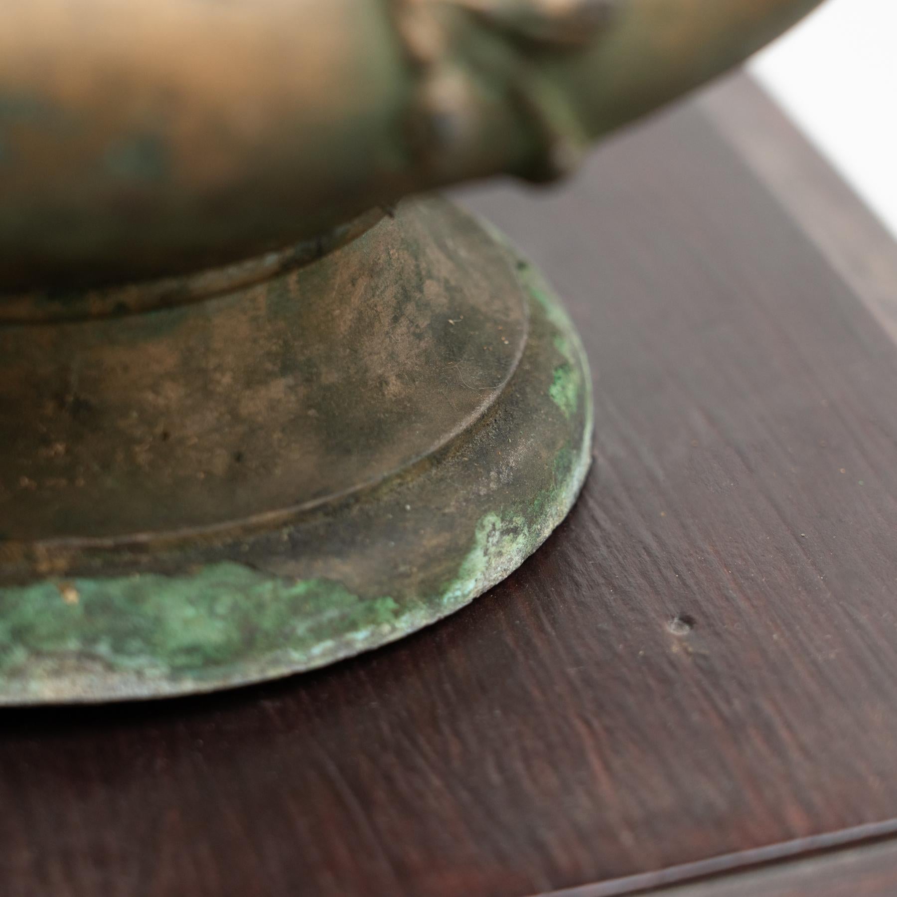 Vase moderniste en bronze de Noel R. dans un Stand en bois, circa 1920 en vente 13