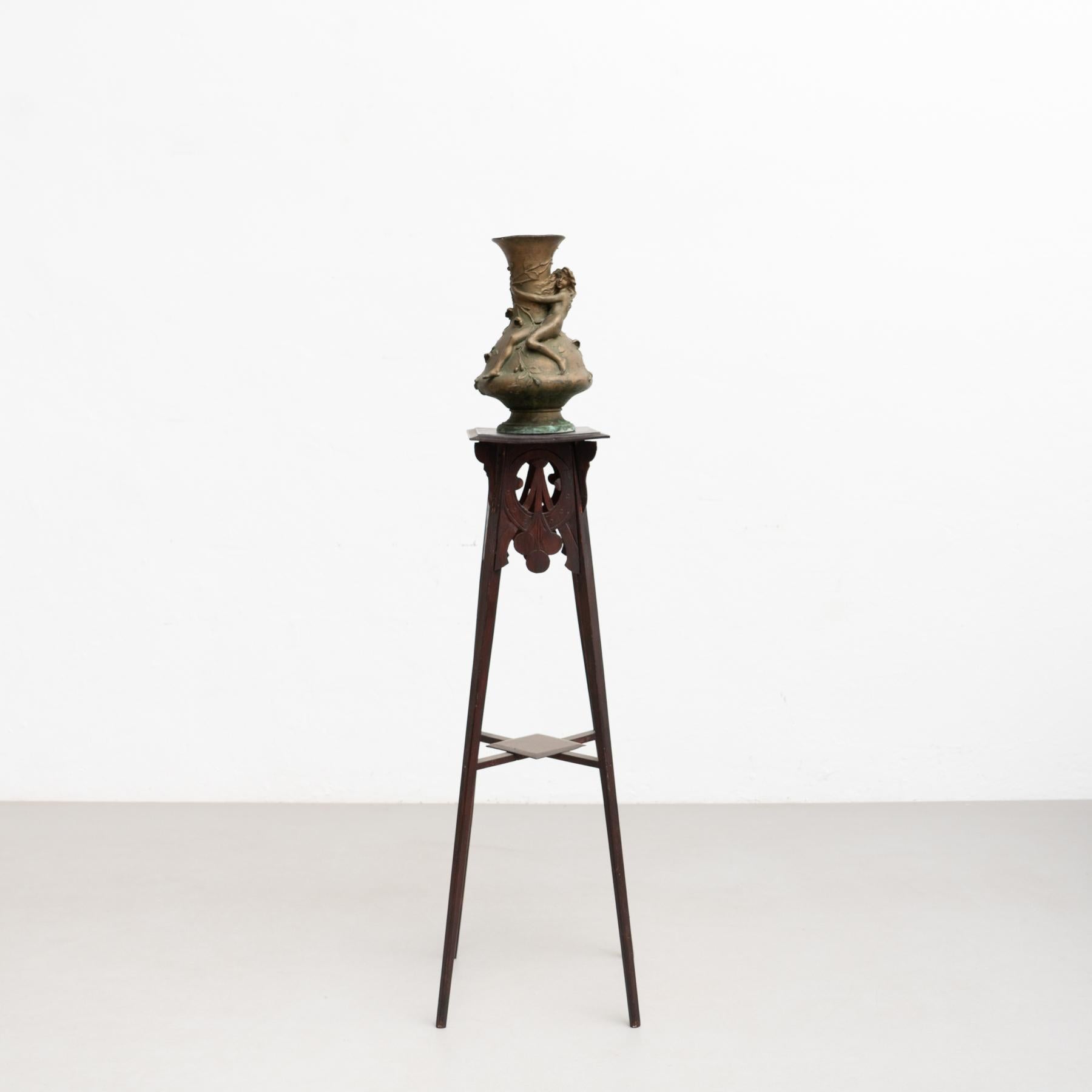 Vase moderniste en bronze de Noel R. dans un Stand en bois, circa 1920 Bon état - En vente à Barcelona, Barcelona