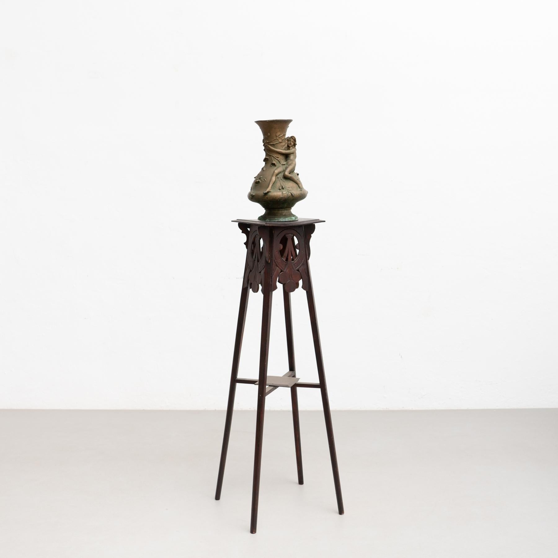 Début du 20ème siècle Vase moderniste en bronze de Noel R. dans un Stand en bois, circa 1920 en vente