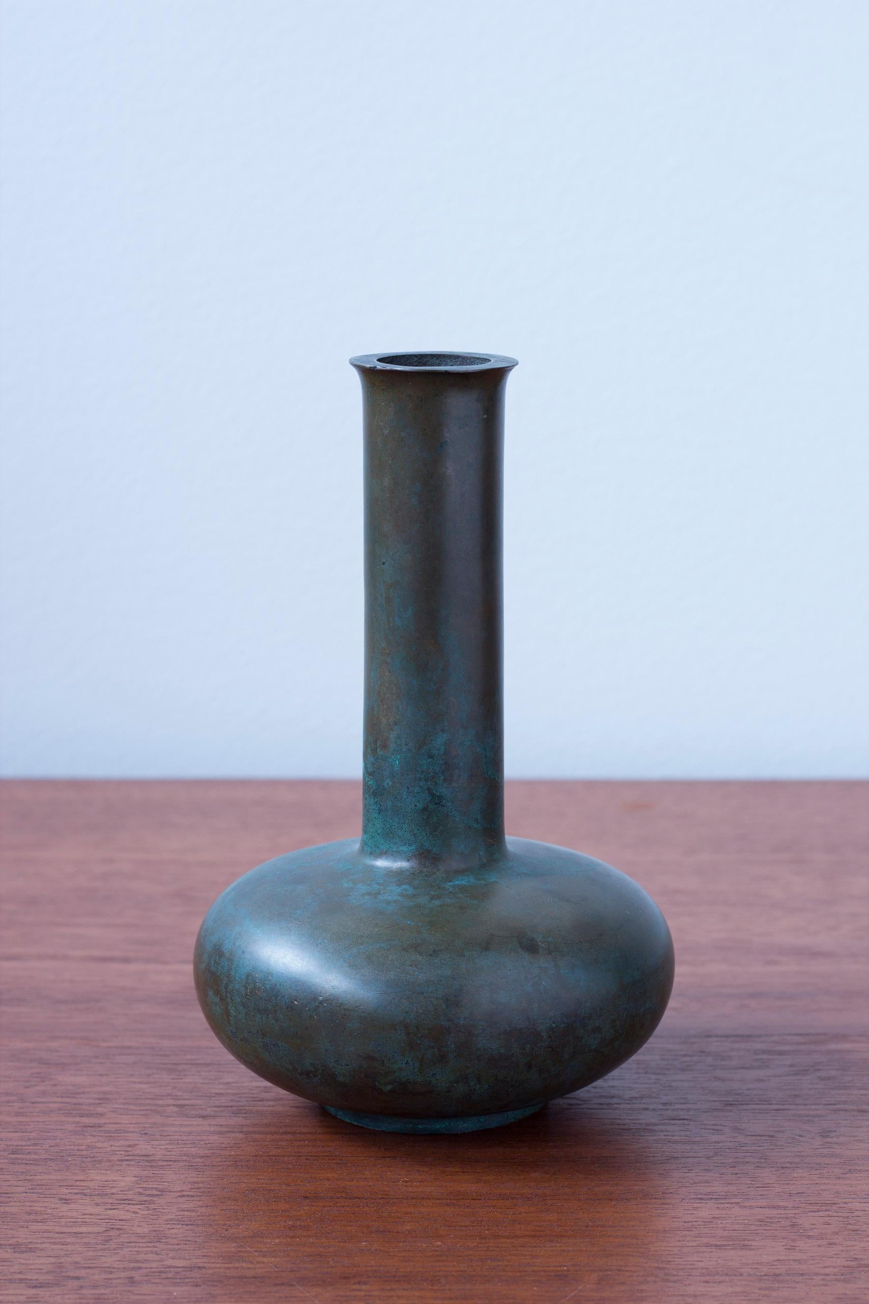 Rare vase modèle 9122 conçu et réalisé par Sune Bäckström. Fabriqué en Suède à l'époque de la grâce suédoise et de la modernité suédoise, dans les années 1930. Bronze lourd et massif avec une belle patine verte/bleue. Bon état vintage avec légère