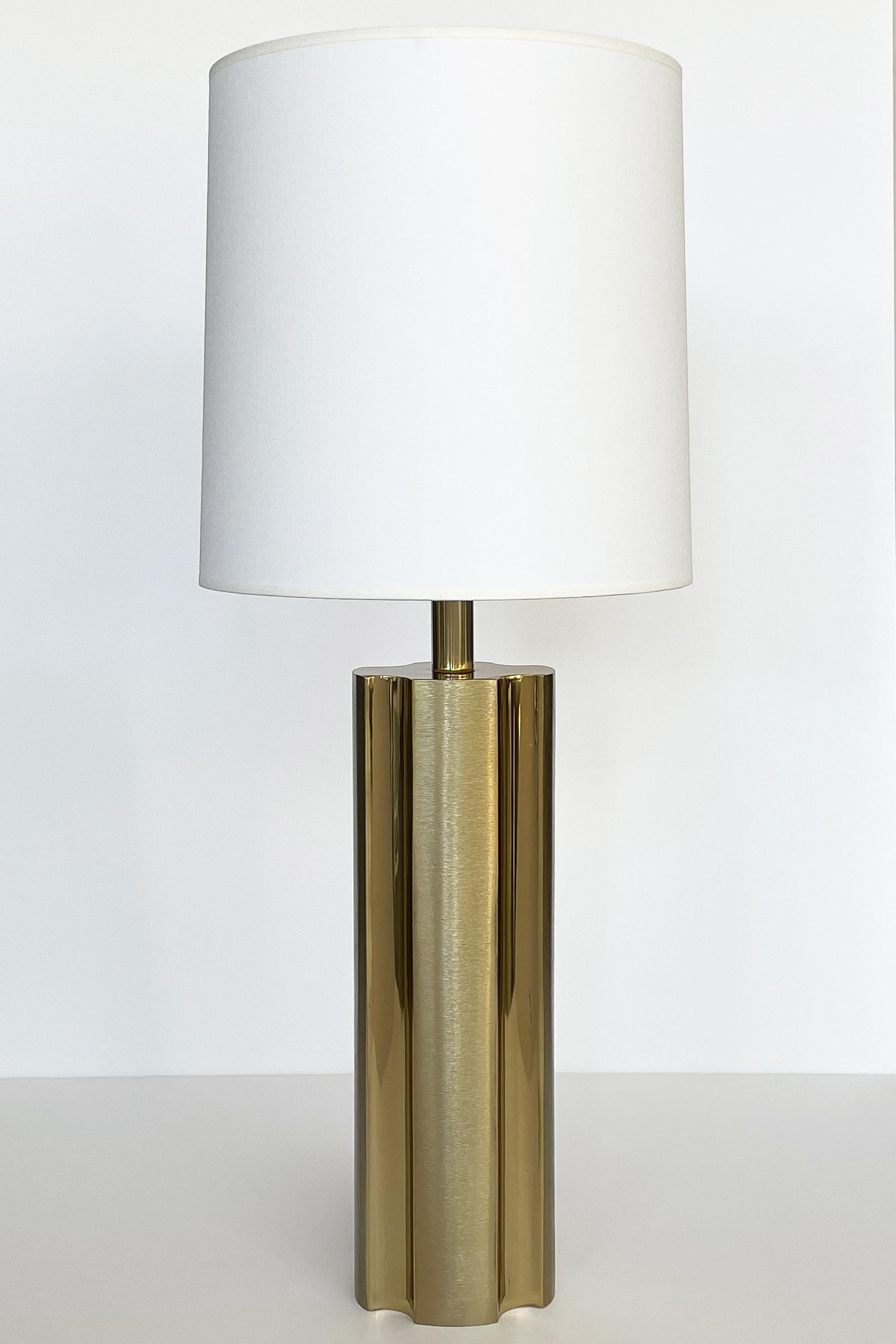 A Modernist brushed and polished brass table lamp by Laurel Lamp Company, circa 1970s. A sculptural monolithic form with brushed face and polished fluted design. Rewired. Takes one standard base light bulb. Brass cylinder finial. Adjustable harp.