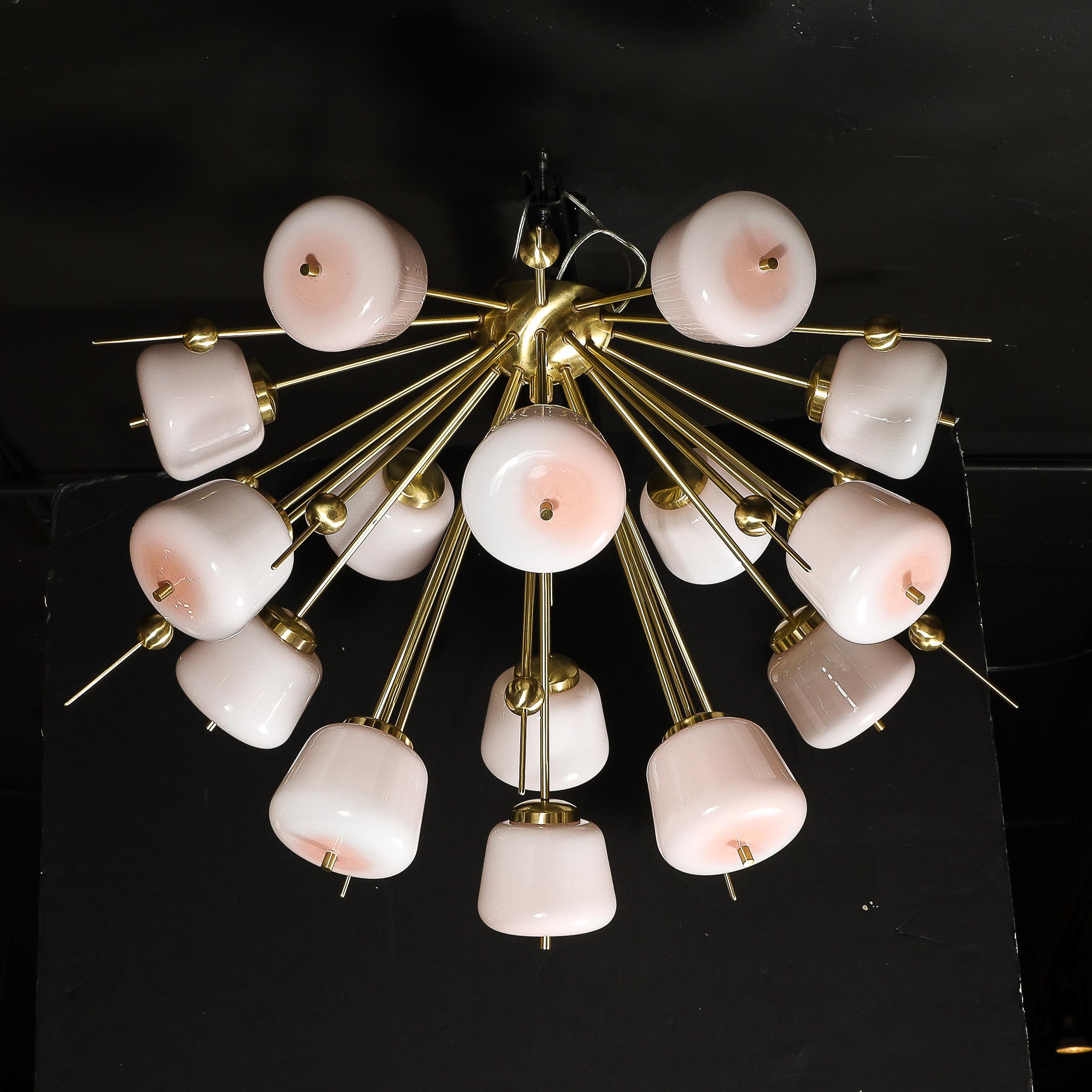 Ce remarquable lustre moderne en laiton brossé et verre blanc de Murano, de type Sputnik, est originaire d'Italie du 21e siècle. Eleg présente une vaste composition en forme de Sputnik réalisée avec des tiges en laiton brossé qui suspendent les