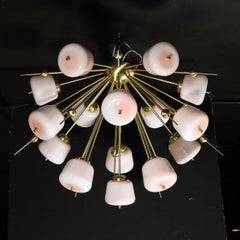 Araña modernista de latón cepillado y cristal blanco de Murano Sputnik a ras de techo