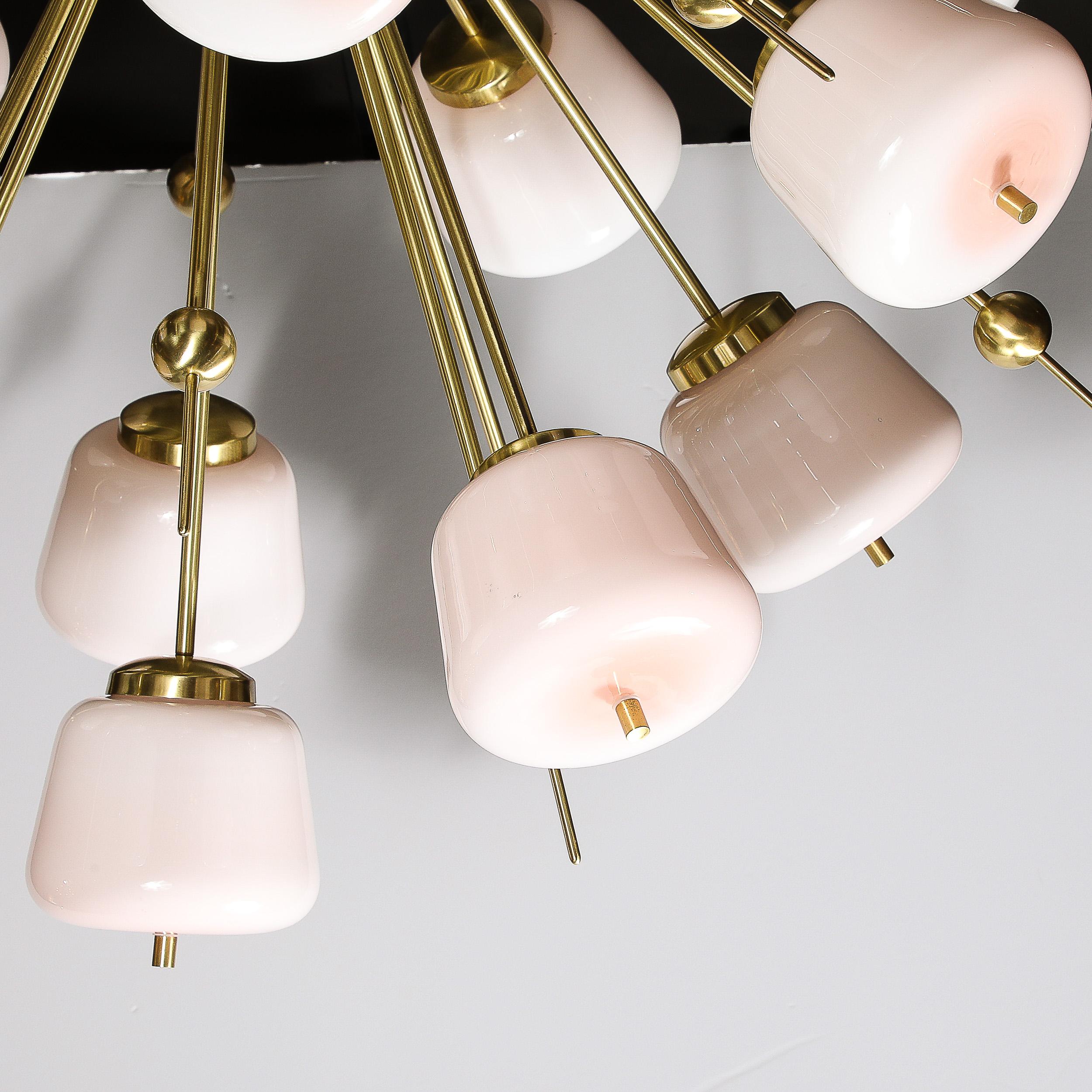Moderne Lustre Sputnik moderniste en laiton brossé et verre de Murano blanc en vente