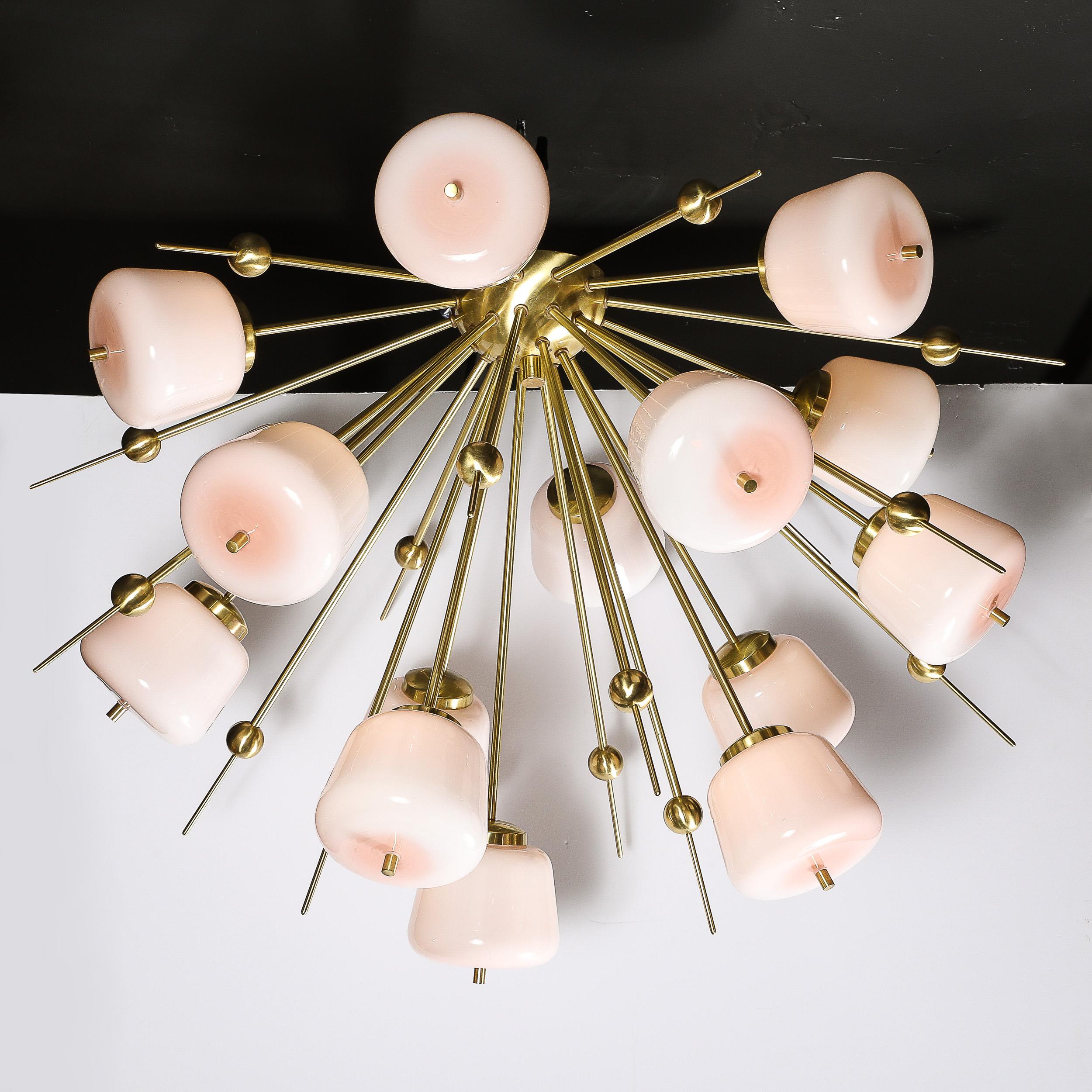 Lustre Sputnik moderniste en laiton brossé et verre de Murano blanc Excellent état - En vente à New York, NY