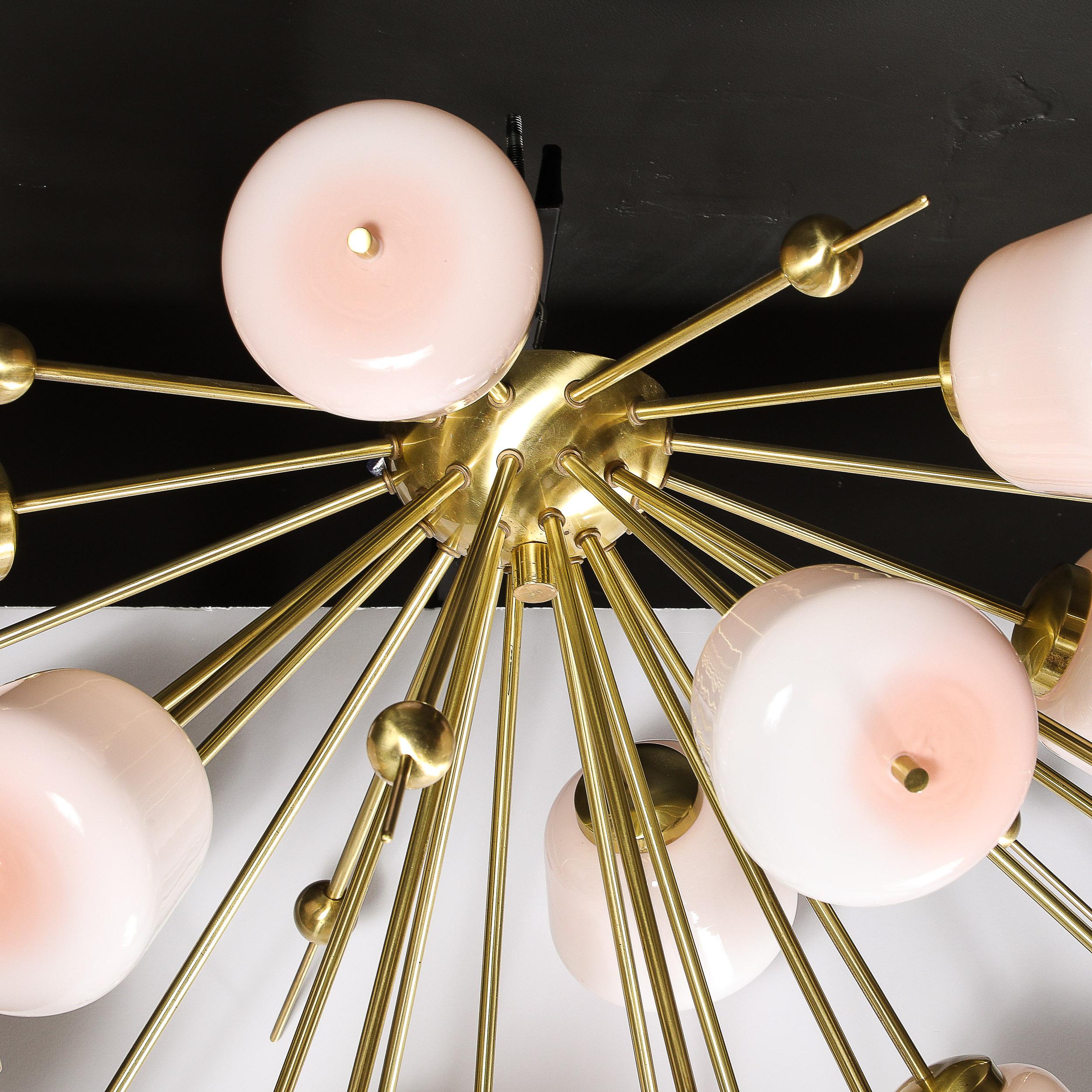 XXIe siècle et contemporain Lustre Sputnik moderniste en laiton brossé et verre de Murano blanc en vente