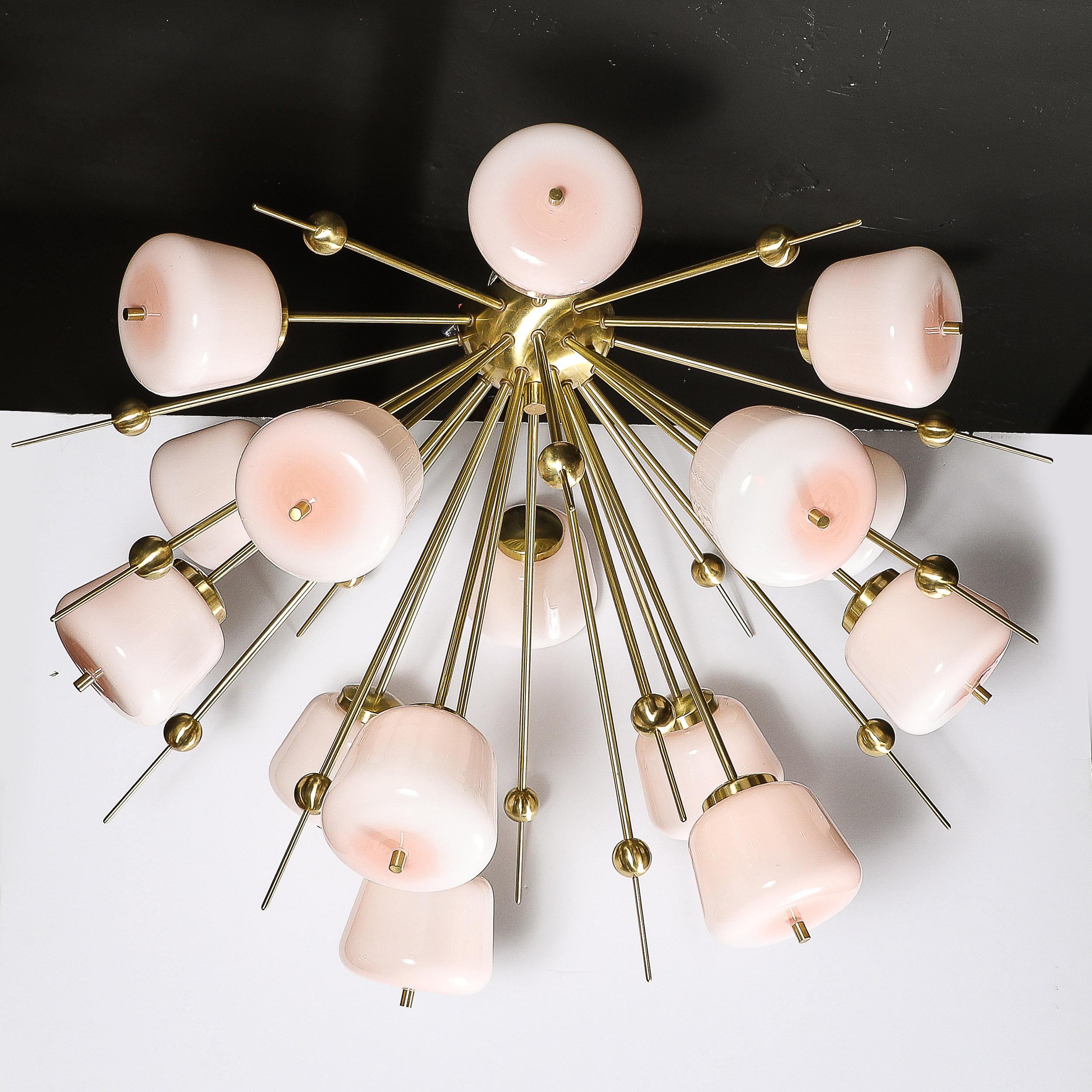 Laiton Lustre Sputnik moderniste en laiton brossé et verre de Murano blanc en vente