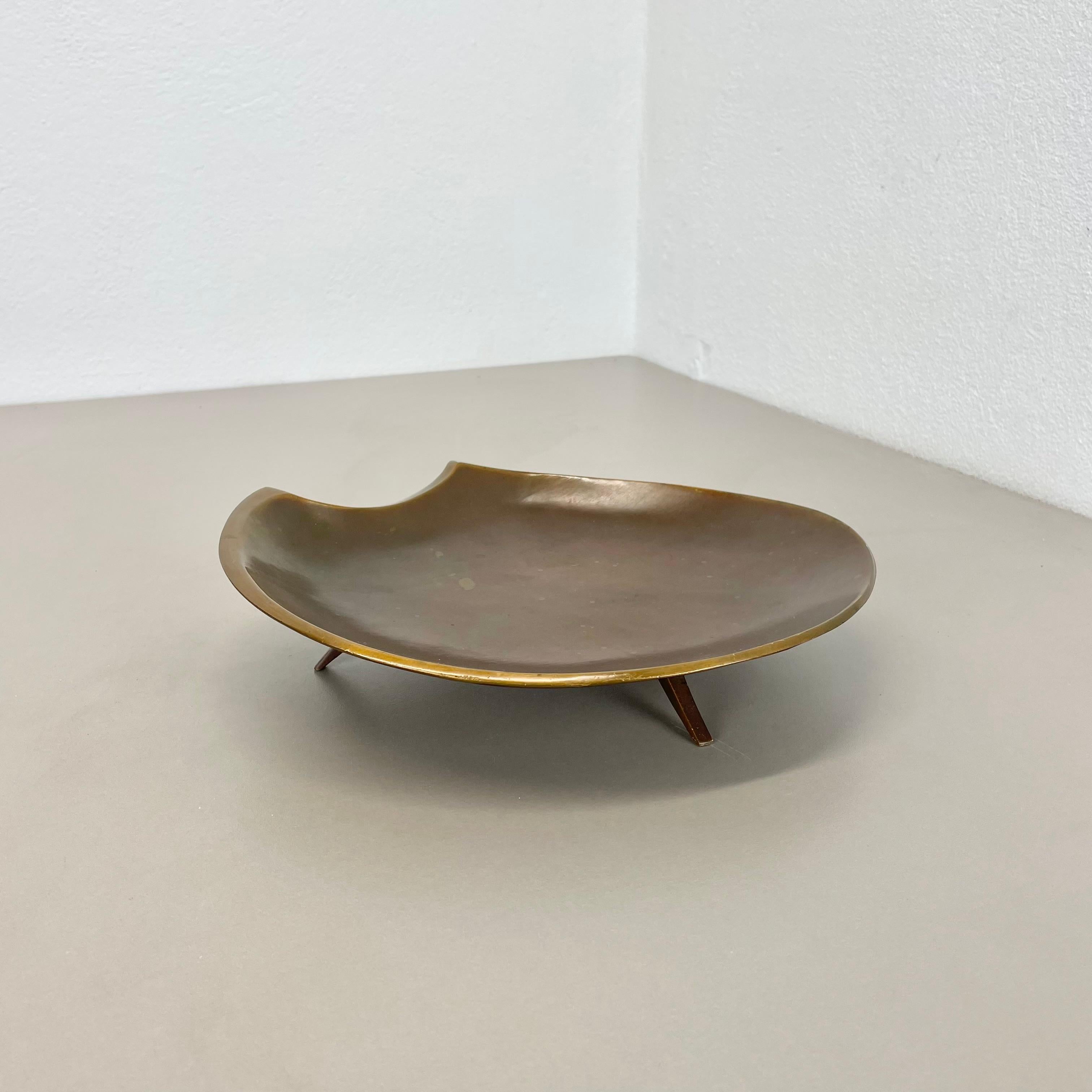 French Modernist Brutalist HAGENAUER STYLE tripod Bronze shell bowl, AUSTRIA, 1950s For Sale