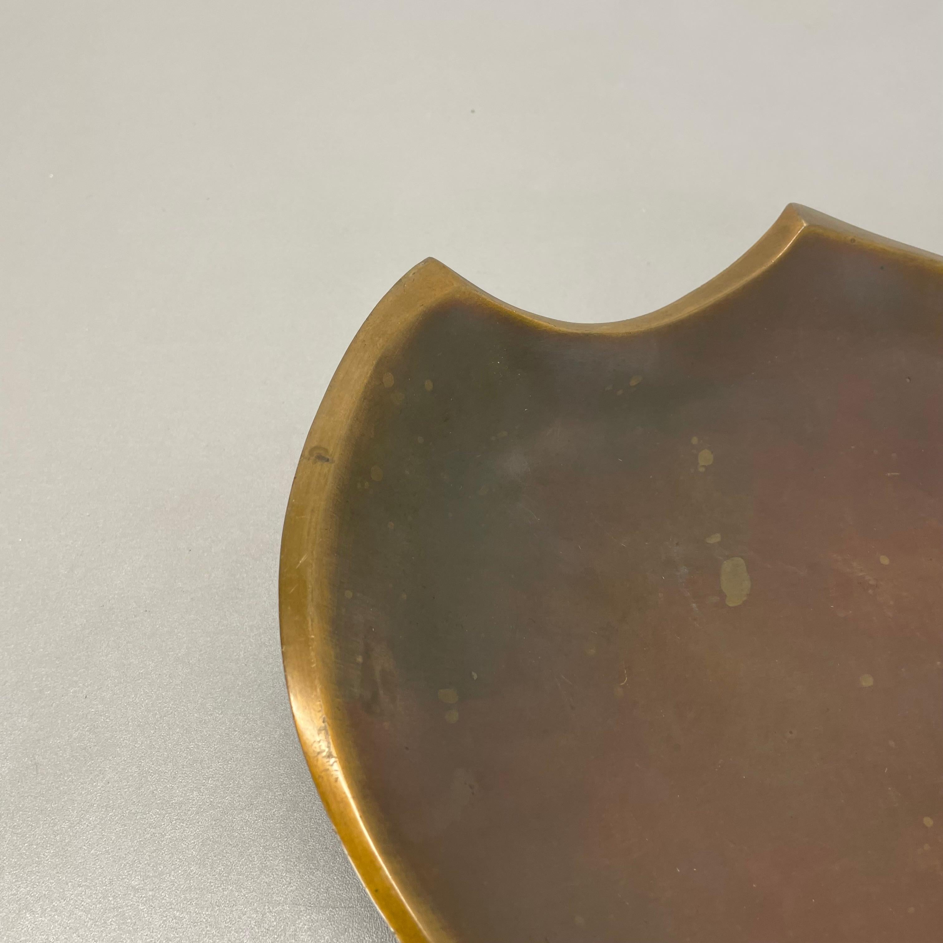 Modernist Brutalist HAGENAUER STYLE tripod Bronze shell bowl, AUSTRIA, 1950s In Good Condition For Sale In Kirchlengern, DE