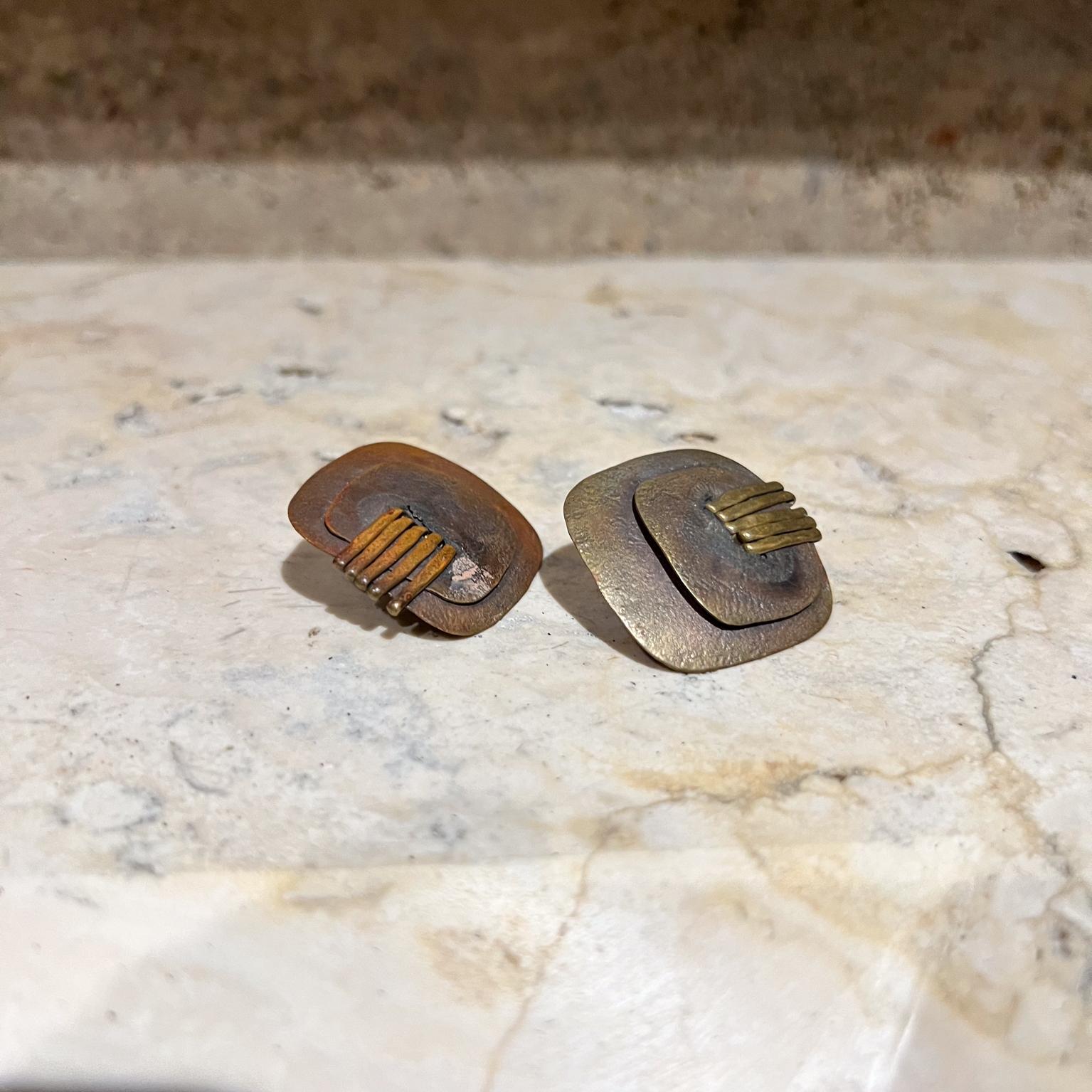 Vintage Modernist Earrings Brass Pierced
Brutalist handmade design
made in San Francisco
1 x 1 x .25 h
Original vintage
Refer to images.