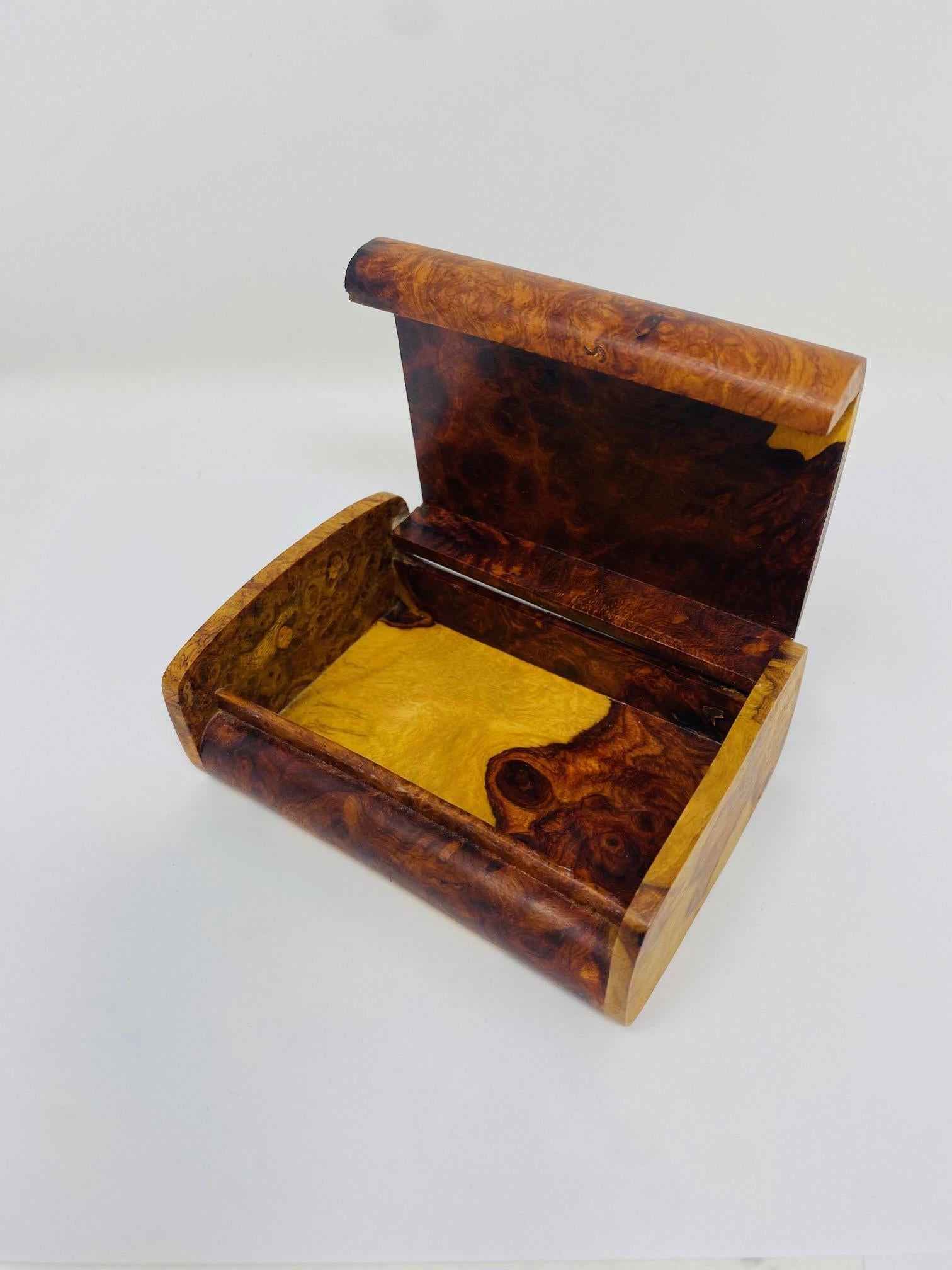 Caja de Baratijas Modernista de Madera Burlada Madera de burl en venta