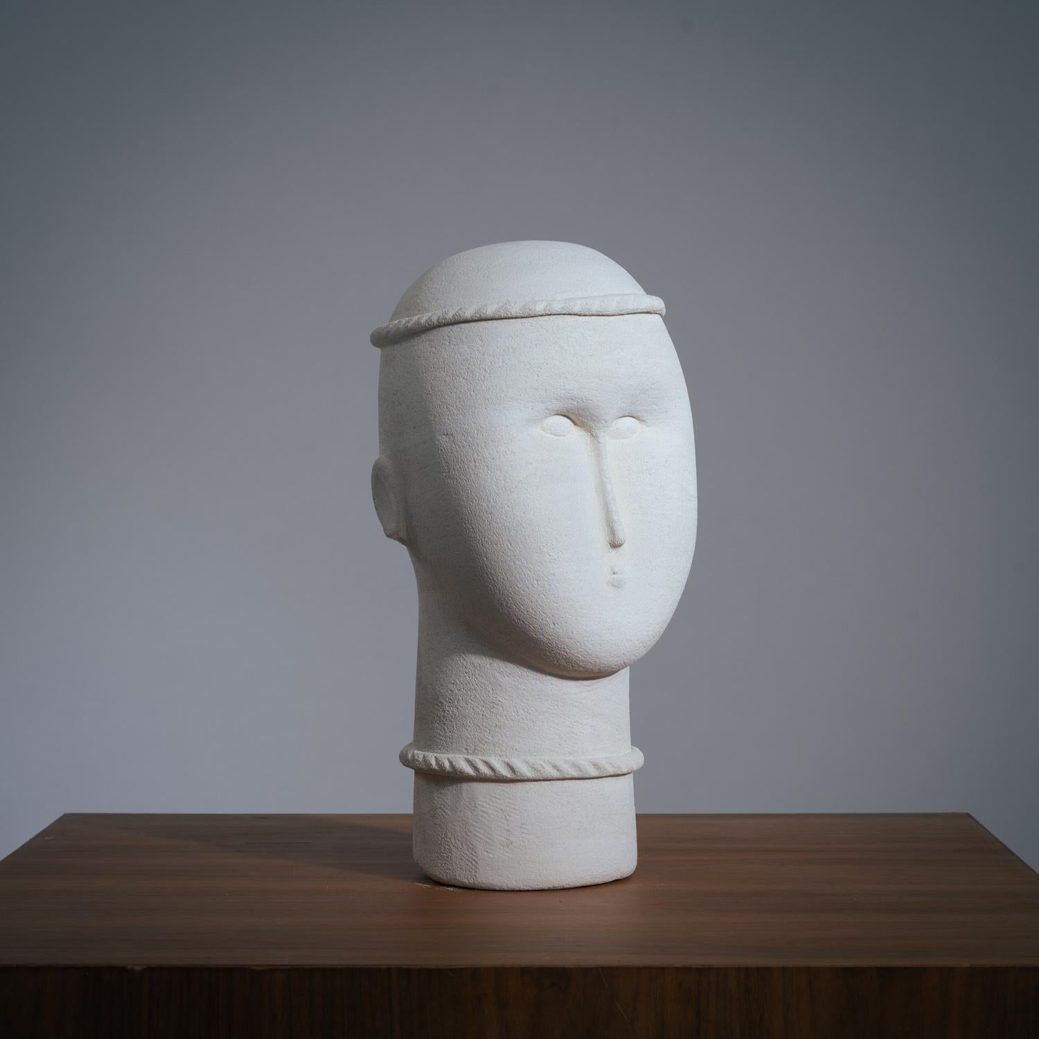 Scultura modernista in pietra arenaria di un monaco.
Artista sconosciuto.
La scultura è bella da tutti i lati e irradia semplicità e tranquillità.

L'altezza totale della scultura è di 34 cm e l'altezza di 24,5 cm.